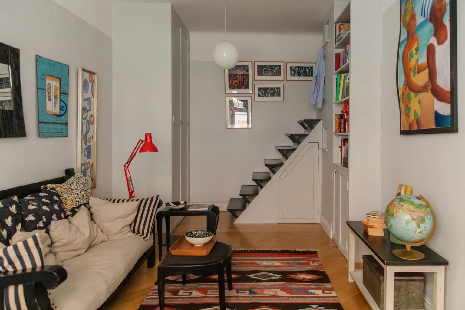 salon avec escalier décoration vintage appartement 55m2 Suède salon avec escalier décoration vintage appartement 55m2 Suède