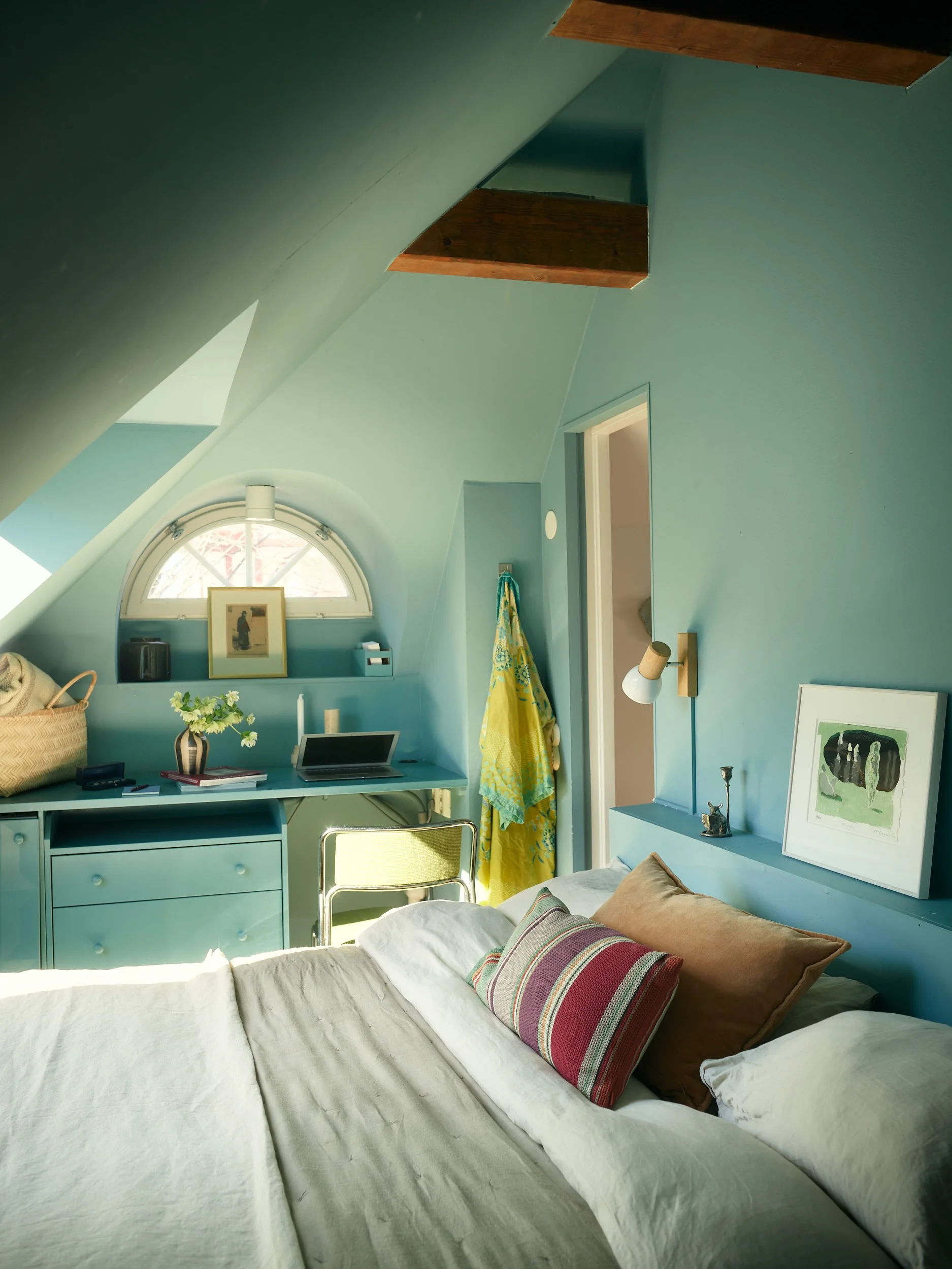 chambre bleue mansardée avec poutres et espace bureau chambre bleue mansardée avec poutres et espace bureau