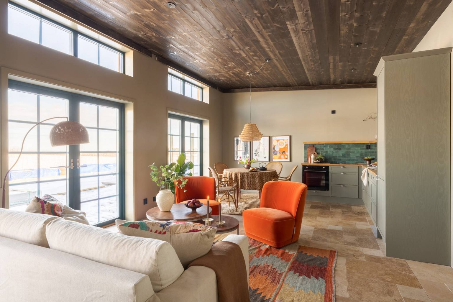 salon avec cuisine ouverte fauteuils velours orange décoration contemporaine duplex 81m2