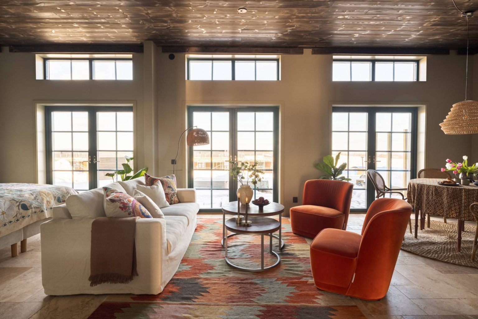 salon avec lit façon loft fauteuils velours orange décoration contemporaine duplex 81m2