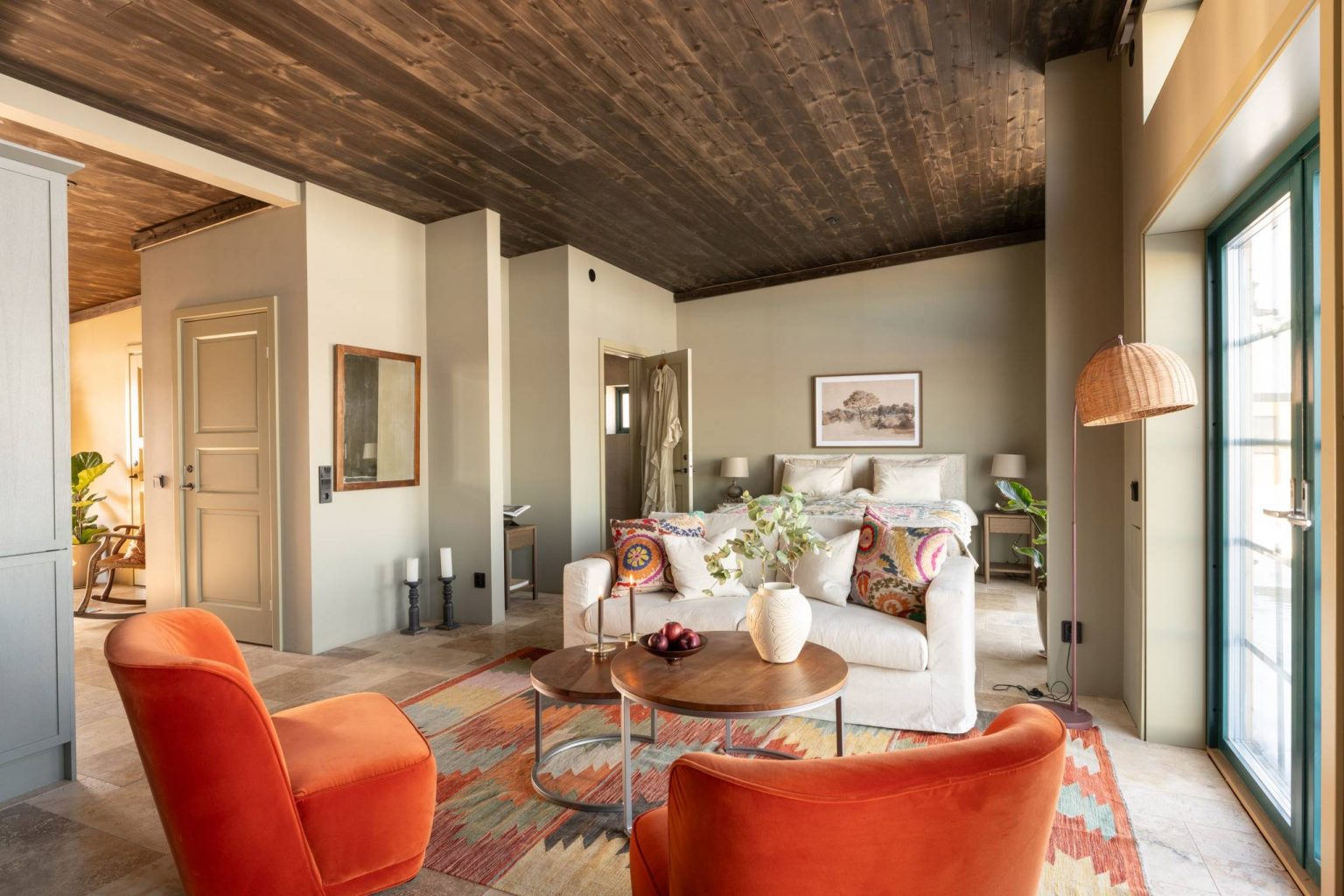 salon avec fauteuils velours orange et lit façon loft décoration contemporaine duplex 81m2