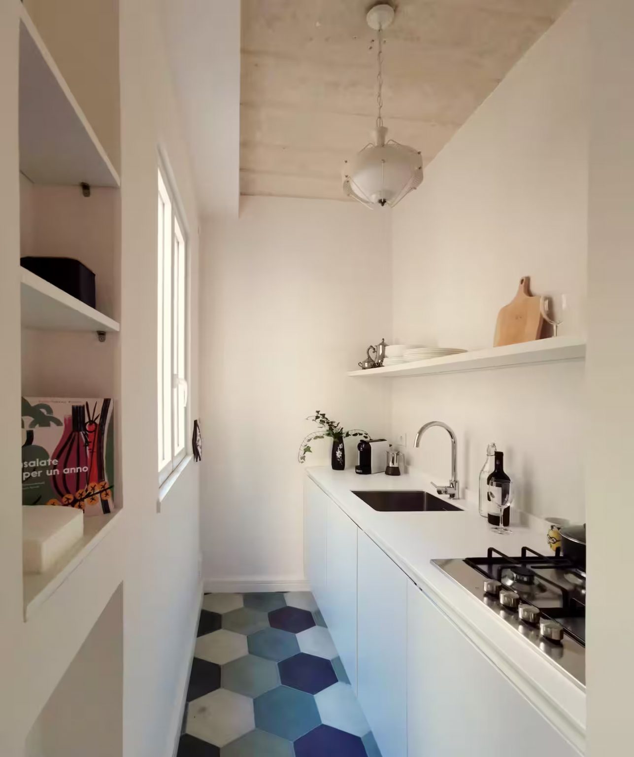 cuisine appartement Lecce Italie dans un ancien palais décoration design sol tomettes vertes blanches et noires