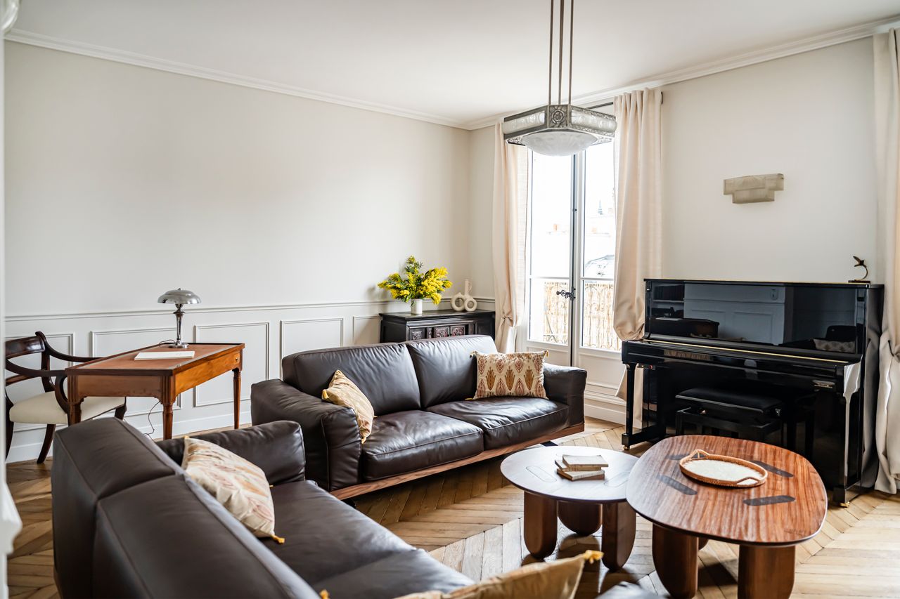 living room contemporary decor with piano Haussmann-style Parisian apartment photo ©Julien Pepy