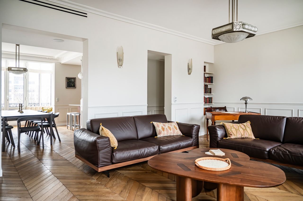 dining room and living room contemporary decor Haussmann-style Parisian apartment photo ©Julien Pepy