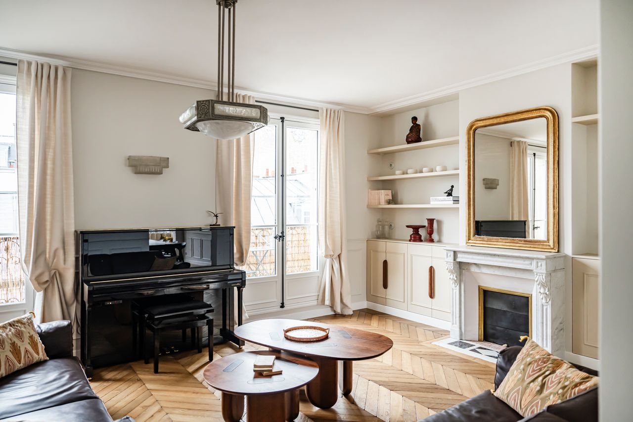 living room contemporary decor with piano and period fireplace Haussmann-style Parisian apartment photo ©Julien Pepy
