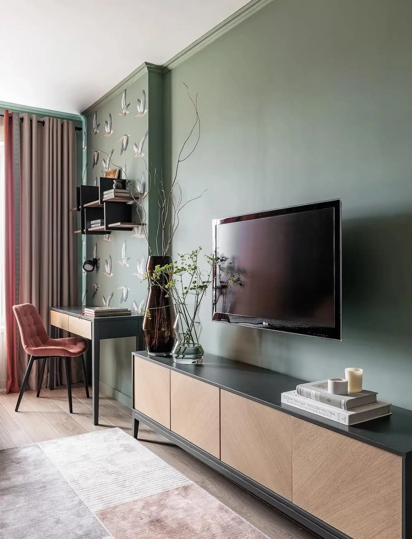 salon vert canapé rose et bureau papier-peint vert avec des oies décoration contemporaine studio 39m2 salon vert canapé rose et bureau papier-peint vert avec des oies décoration contemporaine studio 39m2