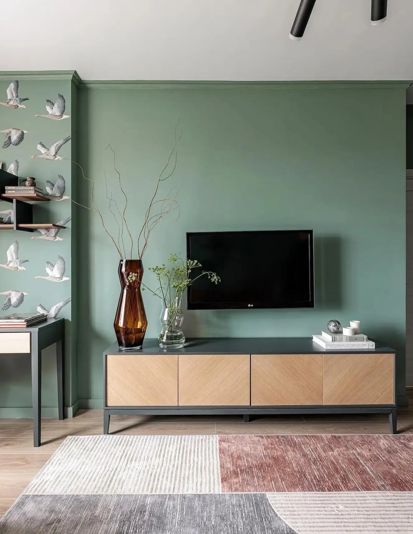 salon vert et bureau papier-peint vert avec des oies décoration contemporaine studio 39m2 salon vert et bureau papier-peint vert avec des oies décoration contemporaine studio 39m2