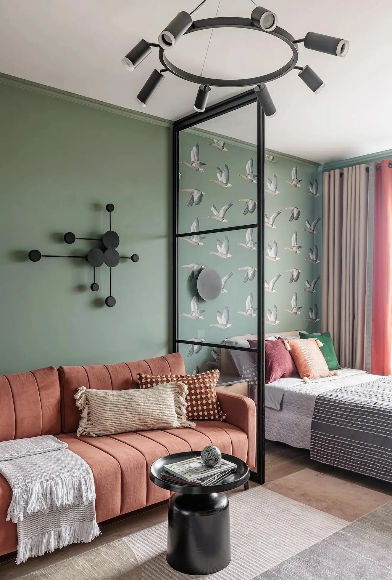 salon vert canapé rose et chambre papier-peint vert avec des oies décoration contemporaine studio 39m2 salon vert canapé rose et chambre papier-peint vert avec des oies décoration contemporaine studio 39m2