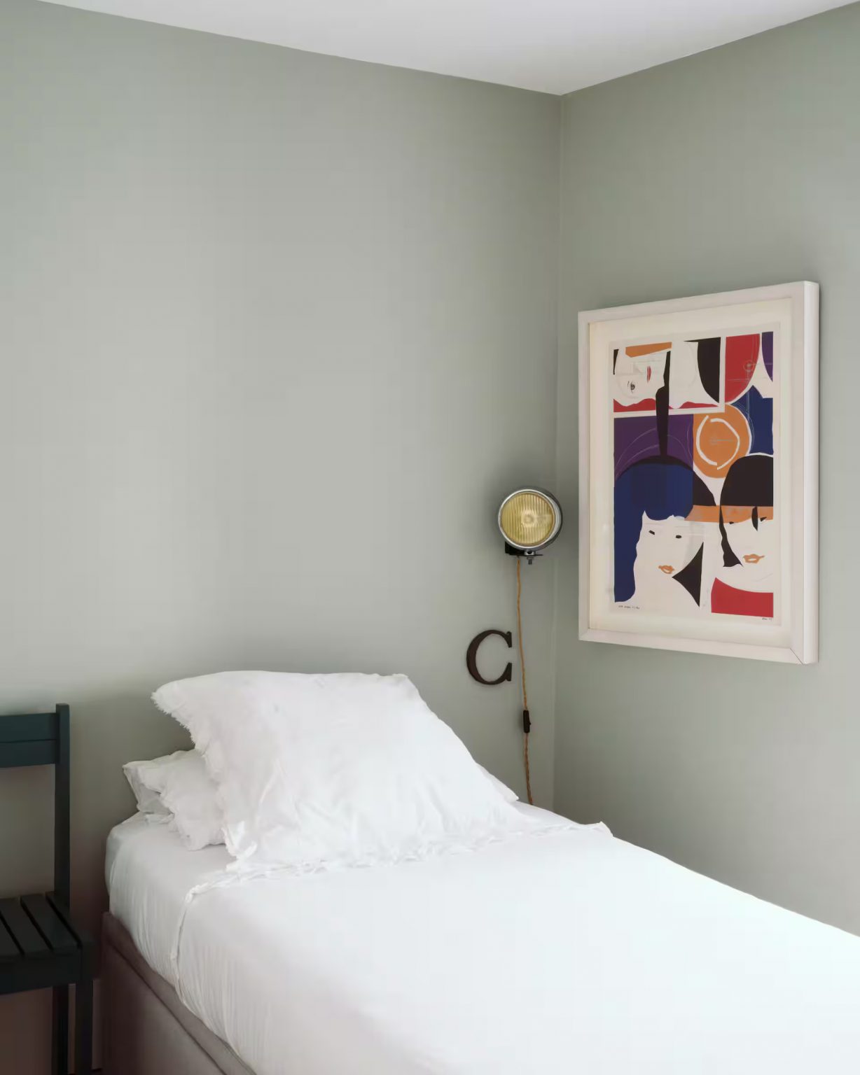 chambre minimaliste verte appartement ancien à Lisbonne