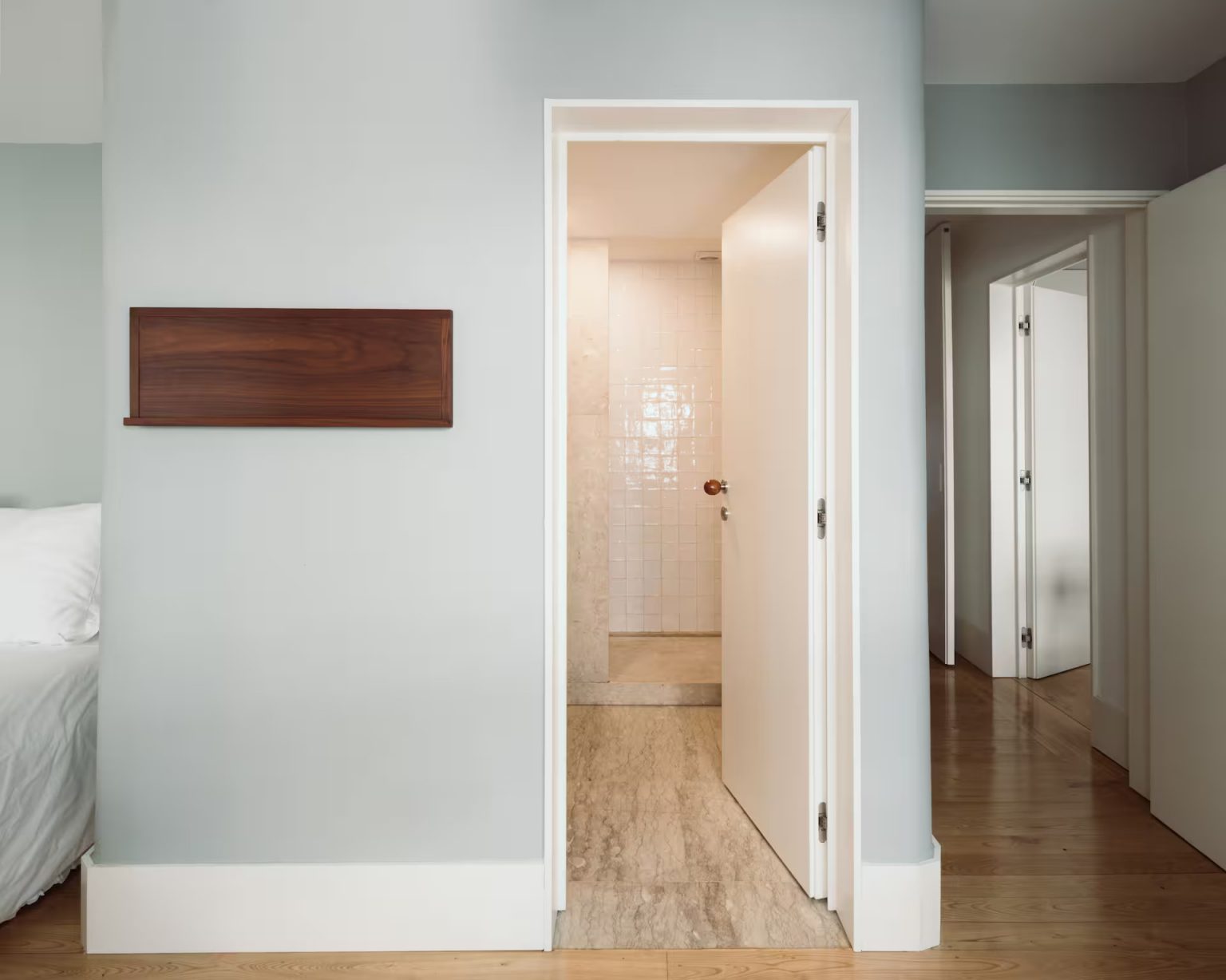 chambre minimaliste verte appartement ancien à Lisbonne