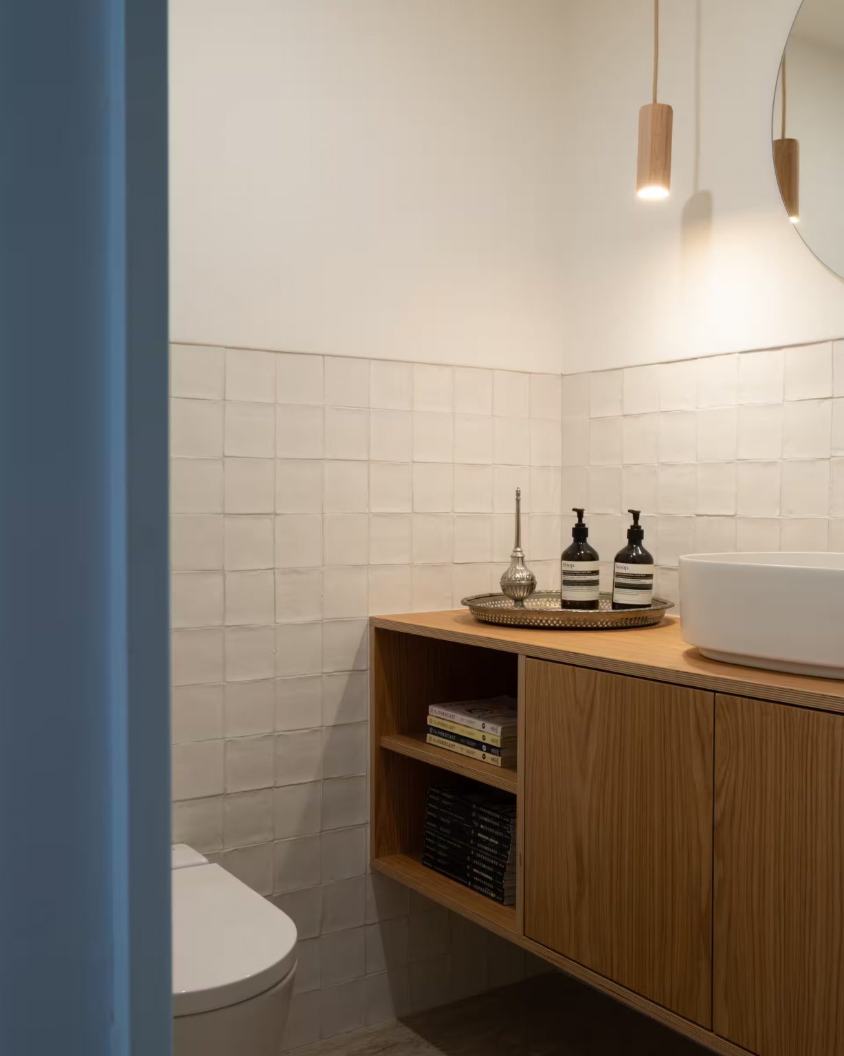 salle de bain moderne avec zelliges blanches