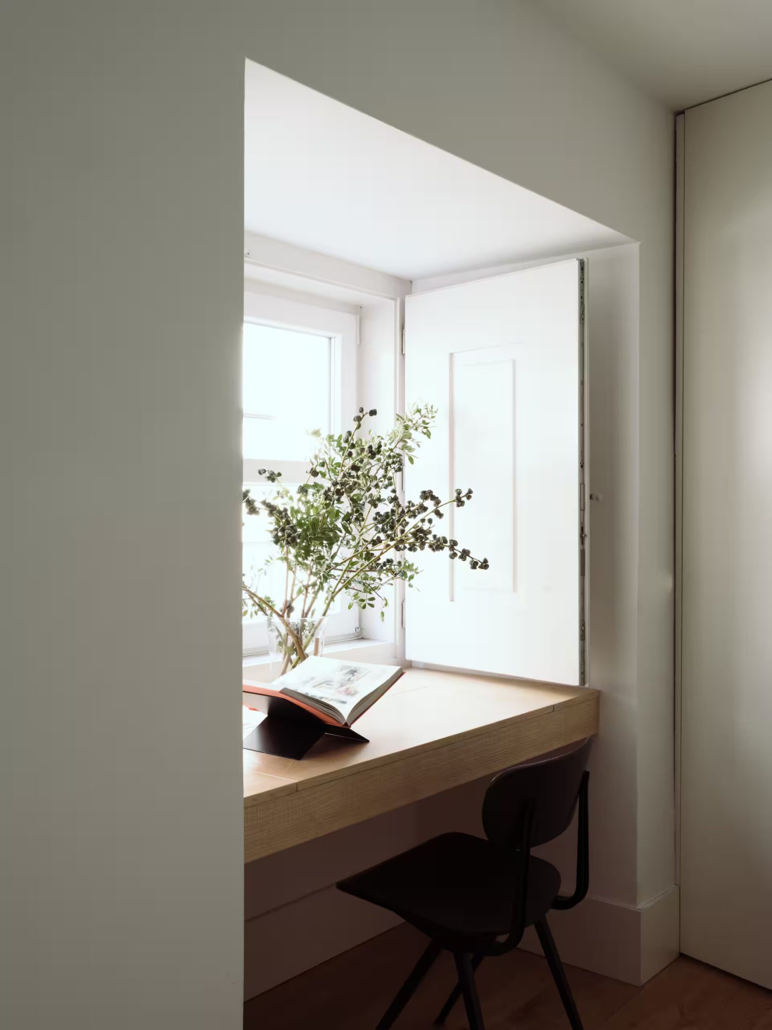 bureau dans chambre minimaliste bleue appartement ancien à Lisbonne