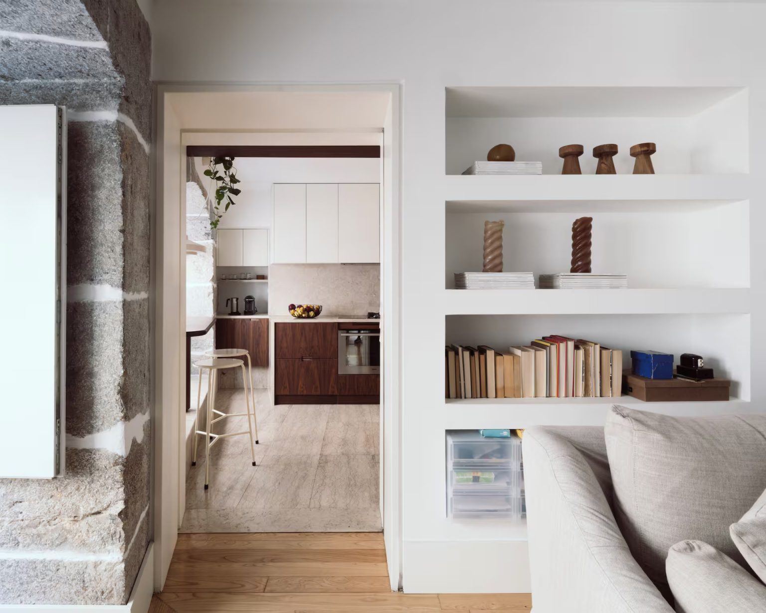cuisine et salon avec fenêtres cintrées en pierre appartement ancien à Lisbonne