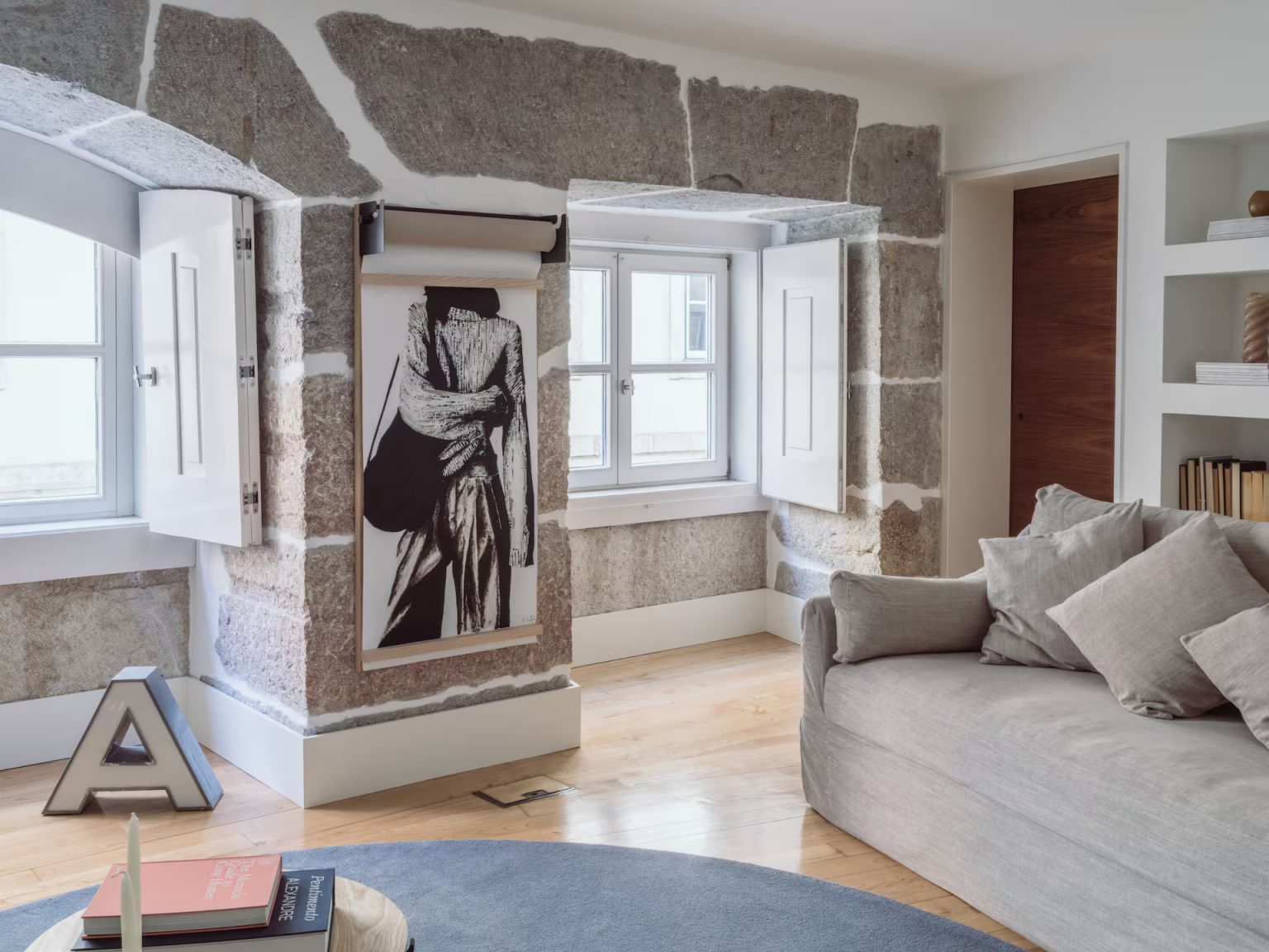 salon avec fenêtres cintrées en pierre appartement ancien à Lisbonne