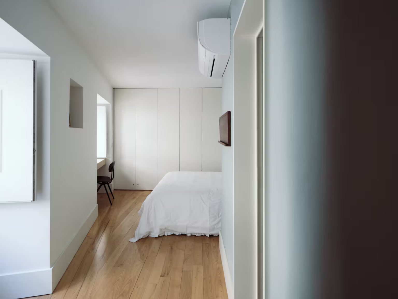 chambre minimaliste avec bureau appartement ancien à Lisbonne