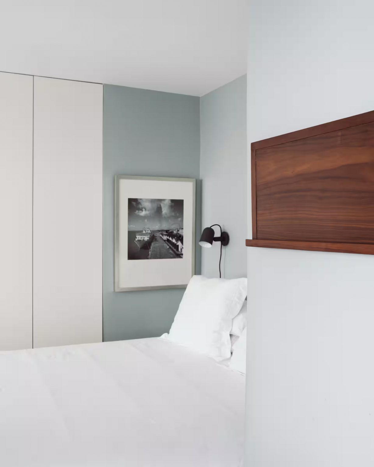 chambre minimaliste bleue appartement ancien à Lisbonne