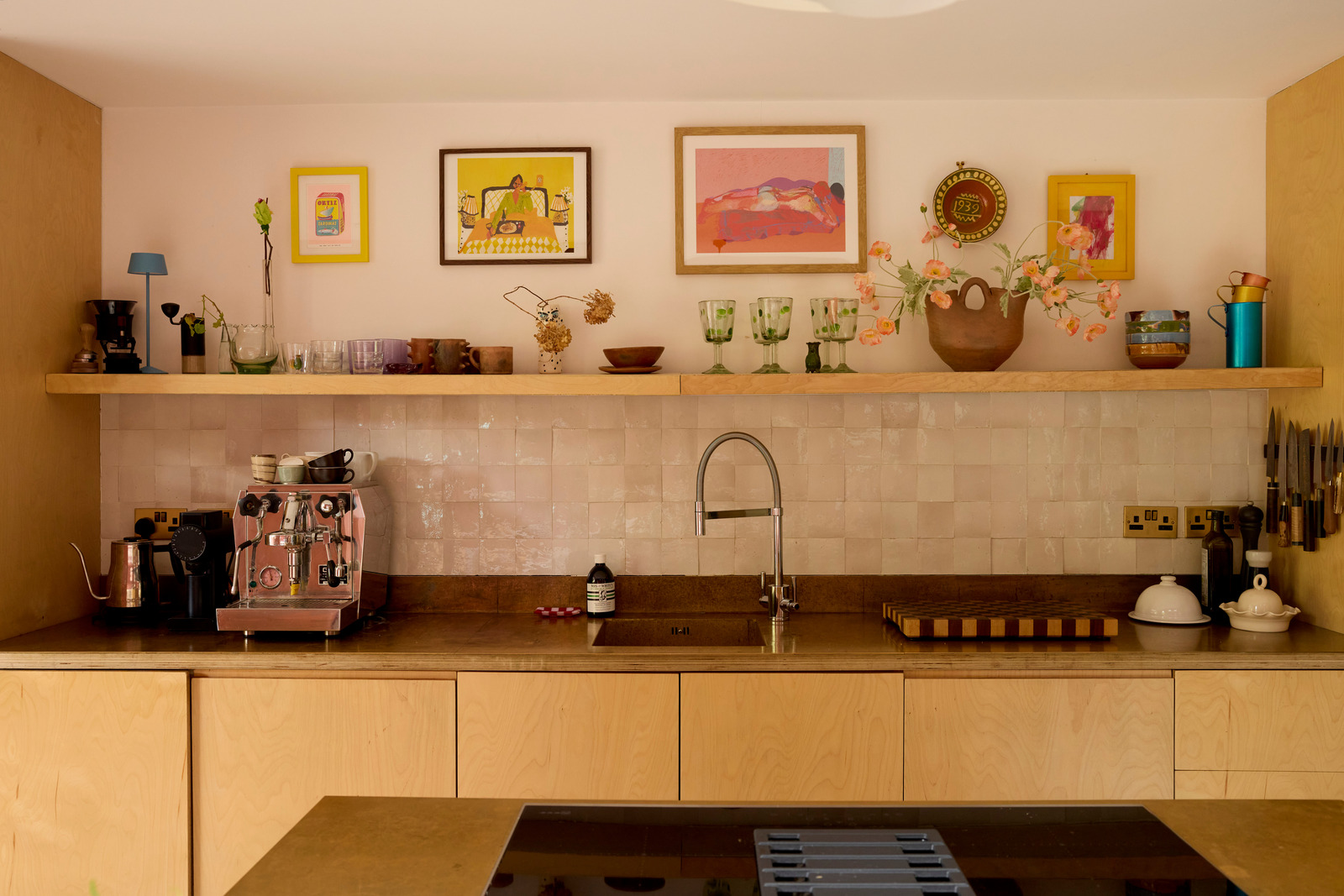 cuisine bouleau plan de travail laiton crédence zelliges blanches maison victorienne agrandie Londres cuisine bouleau plan de travail laiton crédence zelliges blanches maison victorienne agrandie Londres