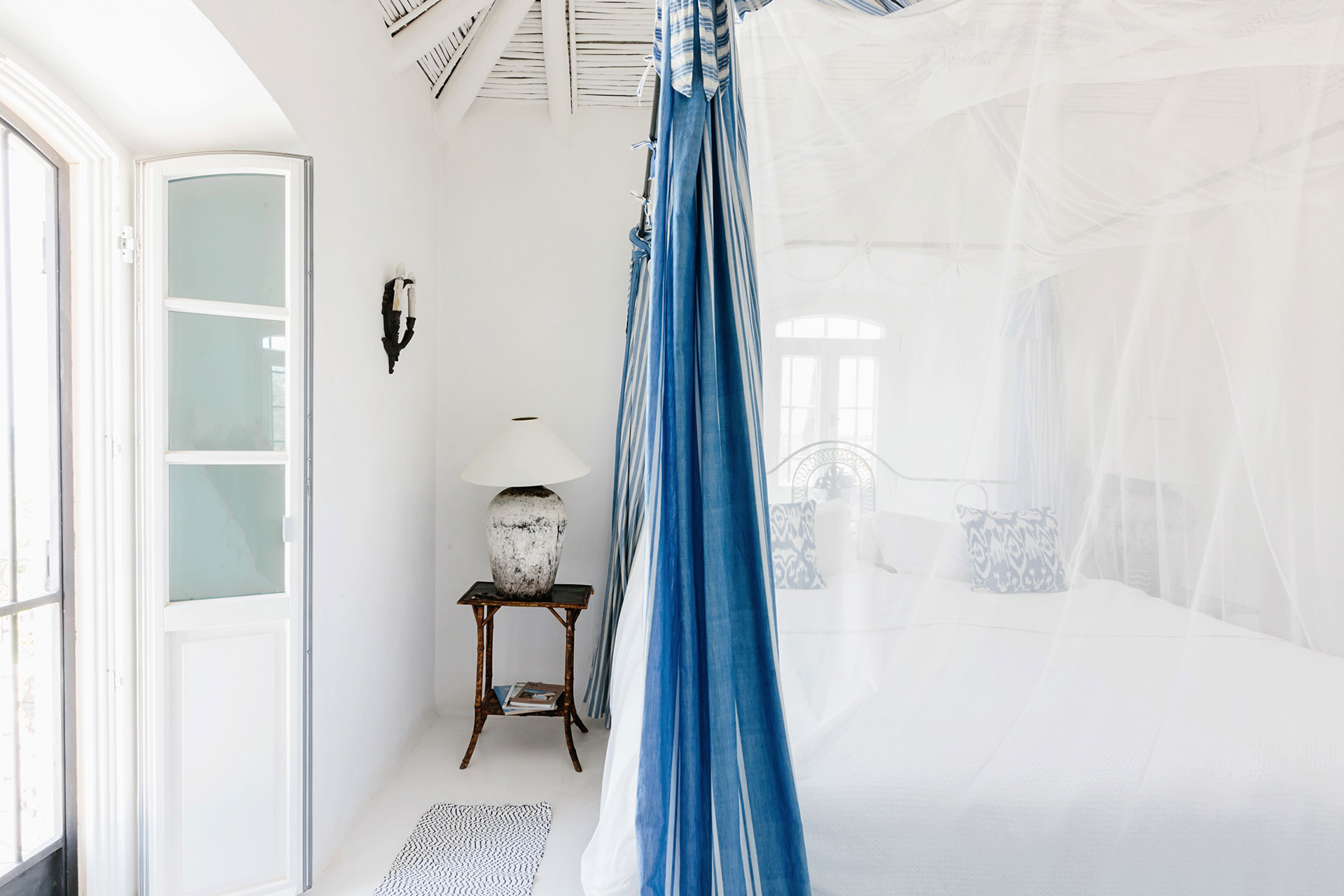 chambre bleue et blanche décoration rustique chic maison de campagne portugaise Monte da Palmeira chambre bleue et blanche décoration rustique chic maison de campagne portugaise Monte da Palmeira