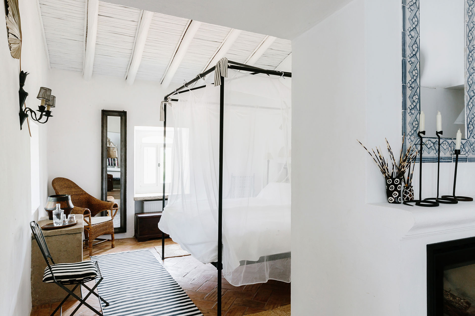 chambre avec lit baldaquin décoration rustique chic maison de campagne portugaise Monte da Palmeira chambre avec lit baldaquin décoration rustique chic maison de campagne portugaise Monte da Palmeira