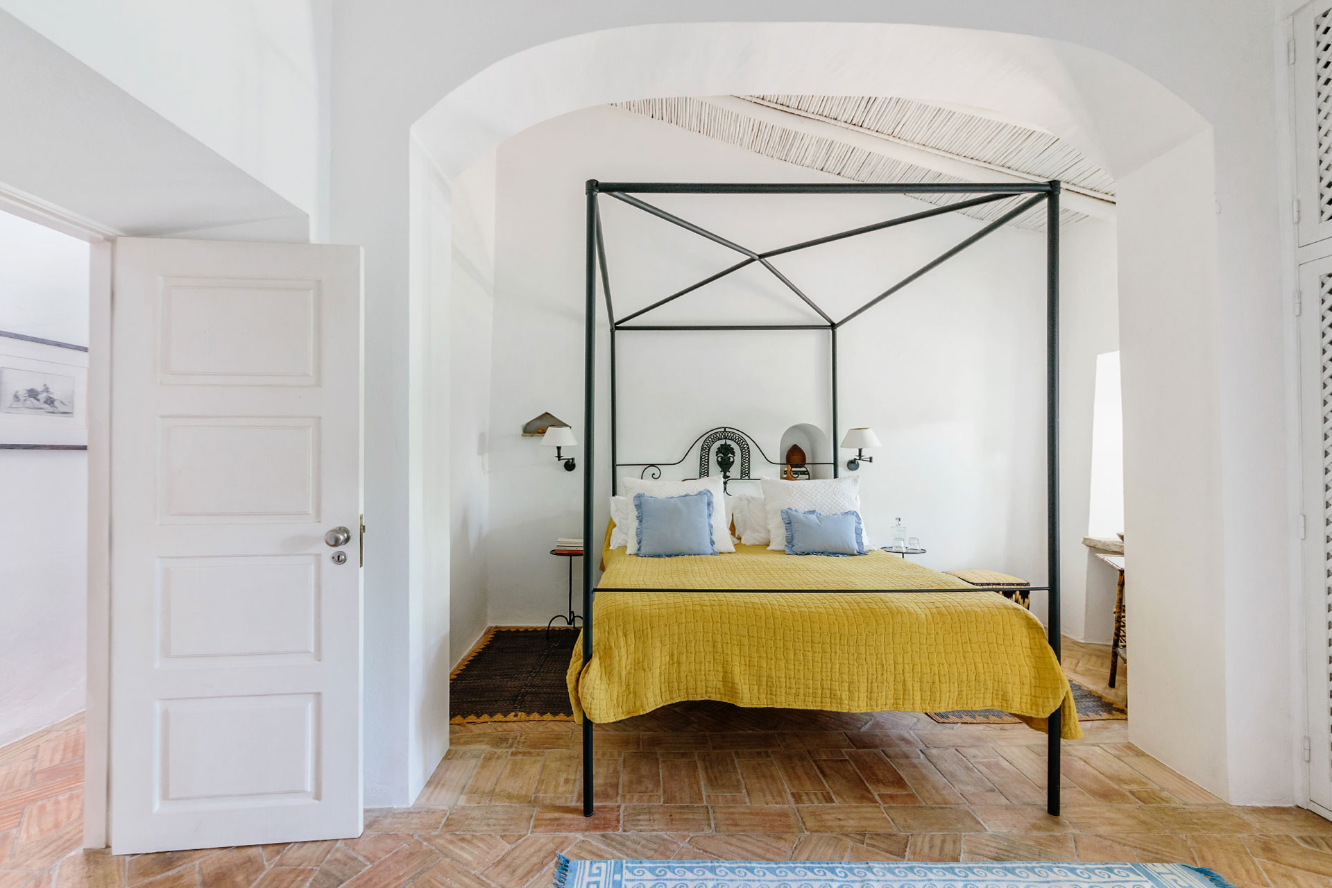 chambre avec lit baldaquin décoration rustique chic maison de campagne portugaise Monte da Palmeira chambre avec lit baldaquin décoration rustique chic maison de campagne portugaise Monte da Palmeira