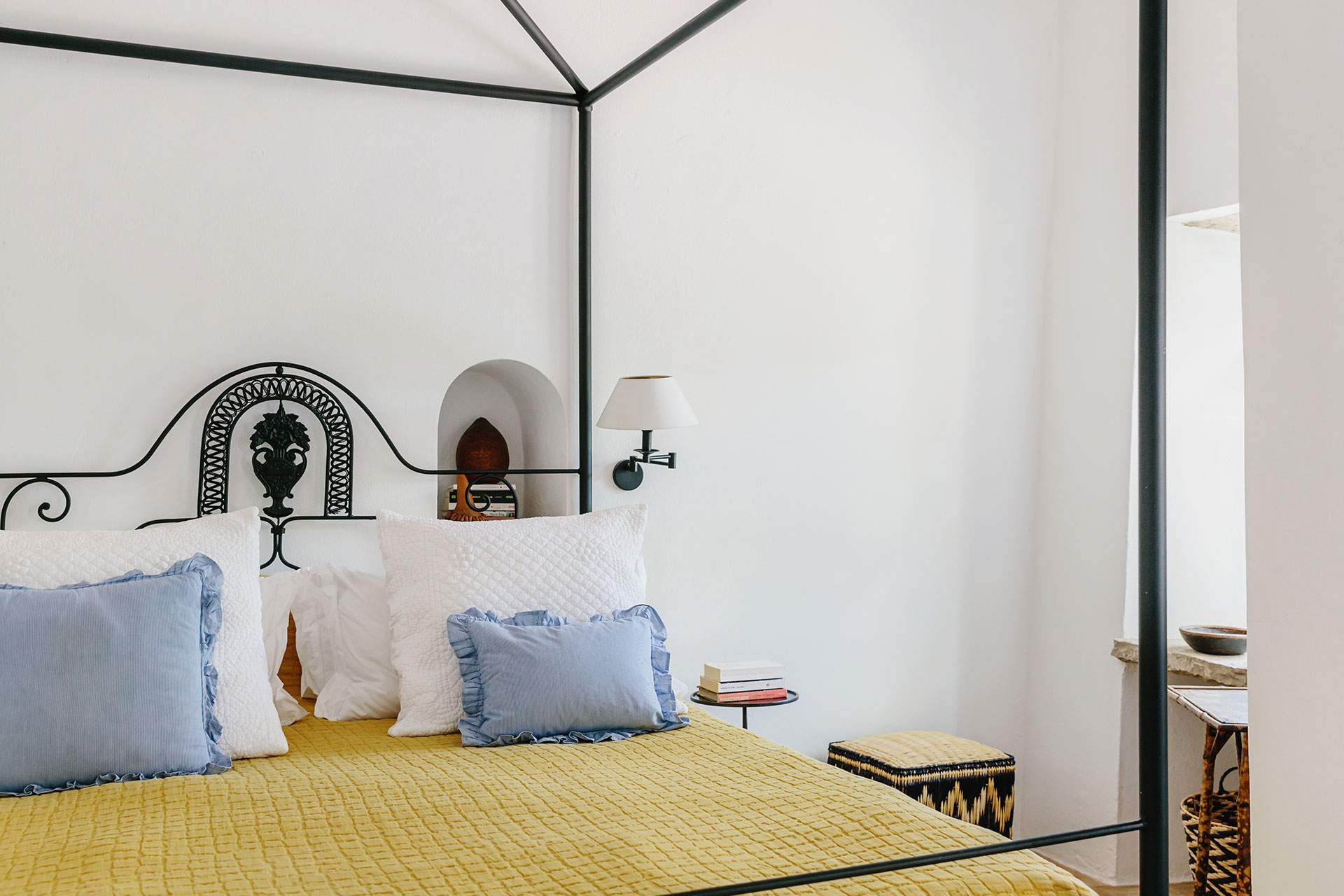 chambre avec lit baldaquin décoration rustique chic maison de campagne portugaise Monte da Palmeira chambre avec lit baldaquin décoration rustique chic maison de campagne portugaise Monte da Palmeira