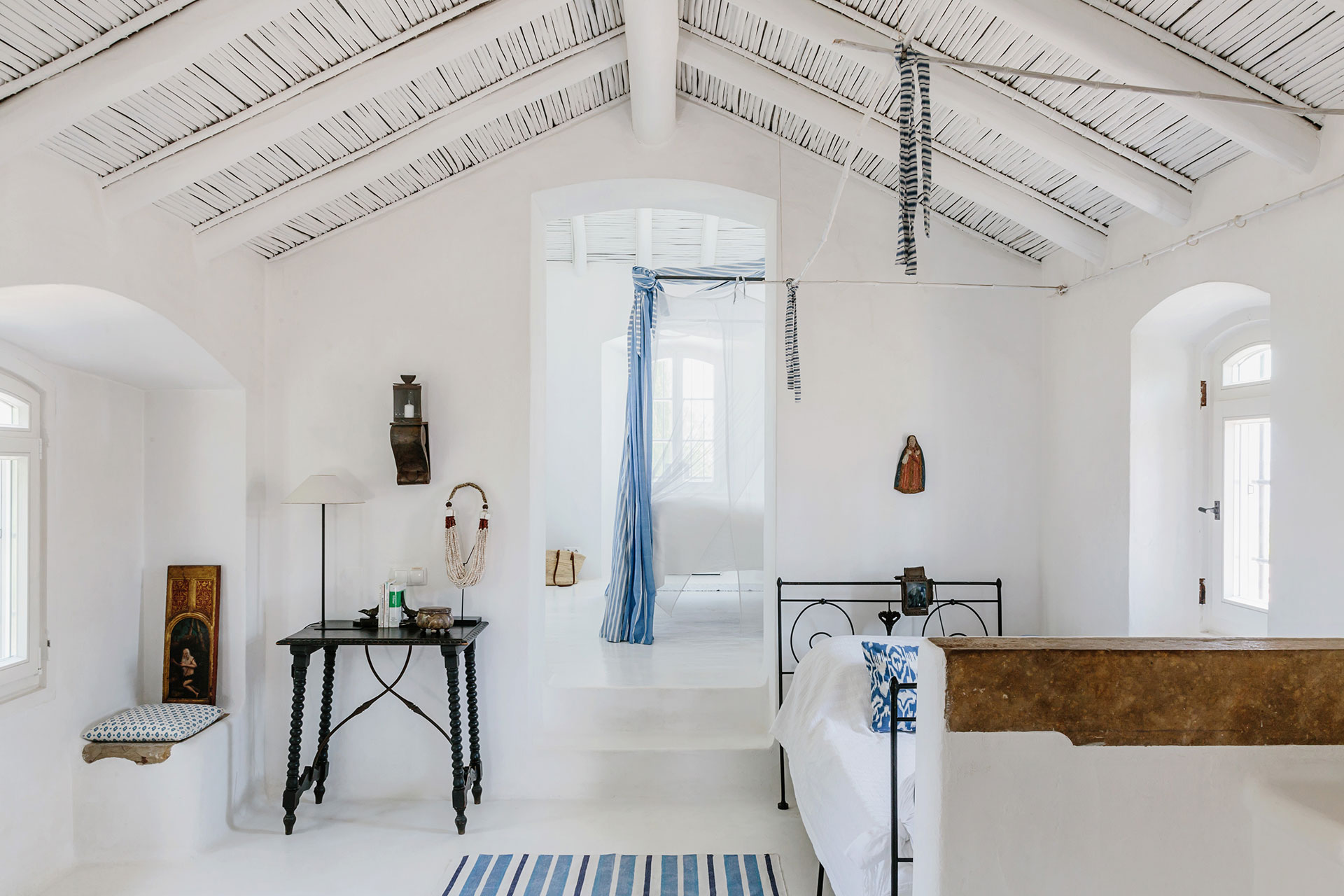 chambre bleue et blanche décoration rustique chic maison de campagne portugaise Monte da Palmeira chambre bleue et blanche décoration rustique chic maison de campagne portugaise Monte da Palmeira