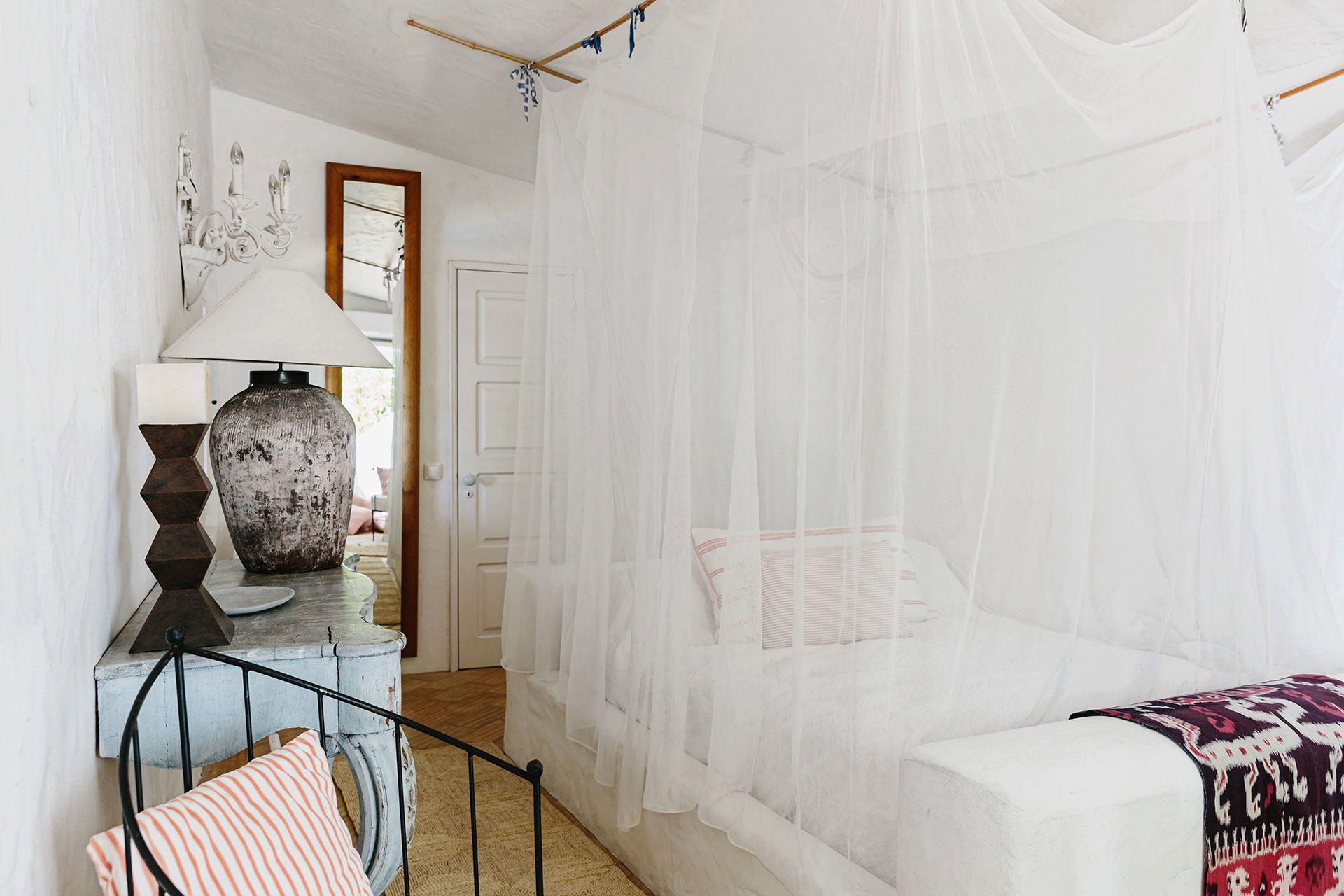 chambre bleue et blanche décoration rustique chic maison de campagne portugaise Monte da Palmeira chambre bleue et blanche décoration rustique chic maison de campagne portugaise Monte da Palmeira