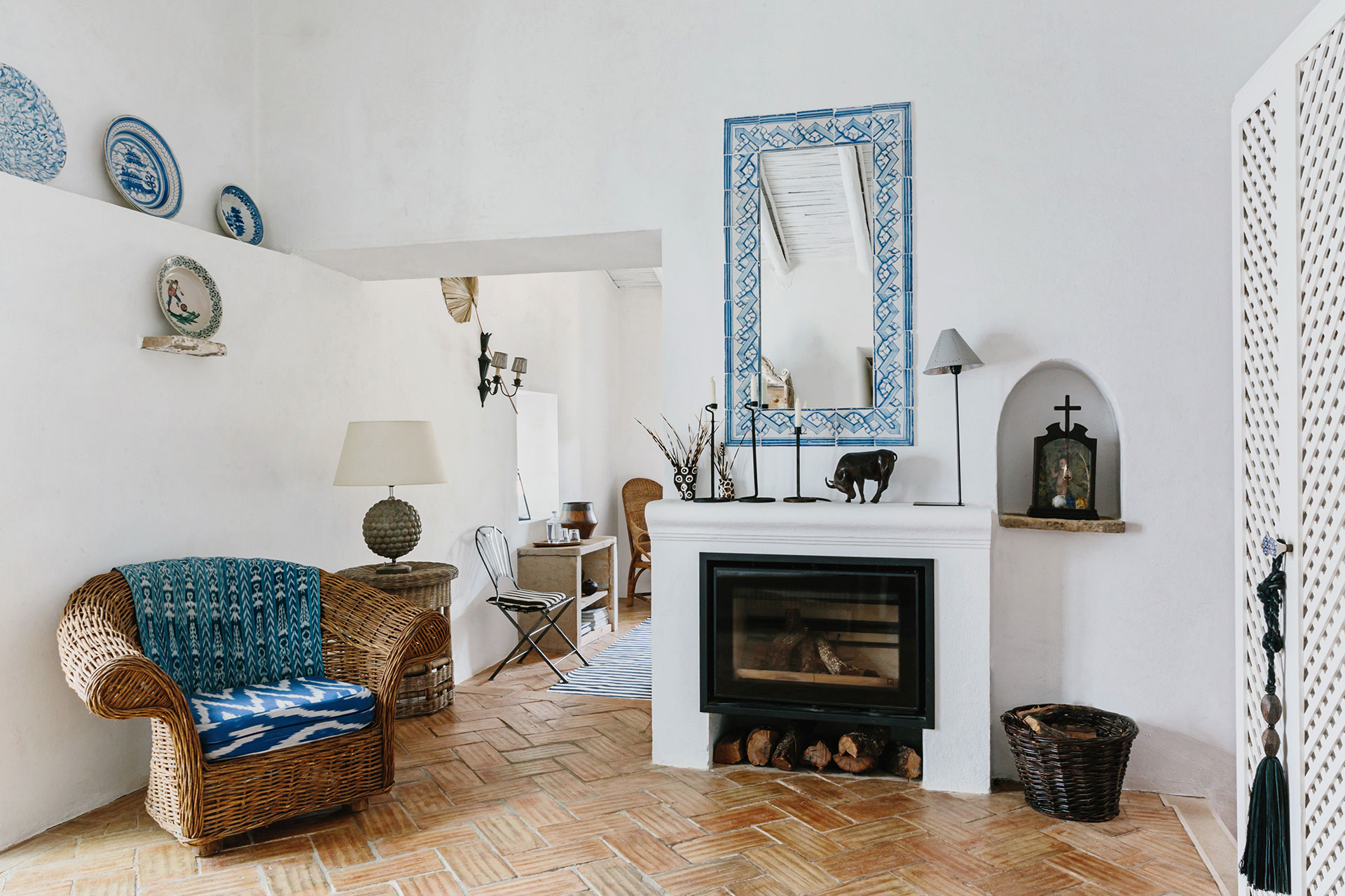 salon avec cheminée décoration contemporaine avec poutres blanches maison de campagne portugaise Monte da Palmeira salon avec cheminée décoration contemporaine avec poutres blanches maison de campagne portugaise Monte da Palmeira