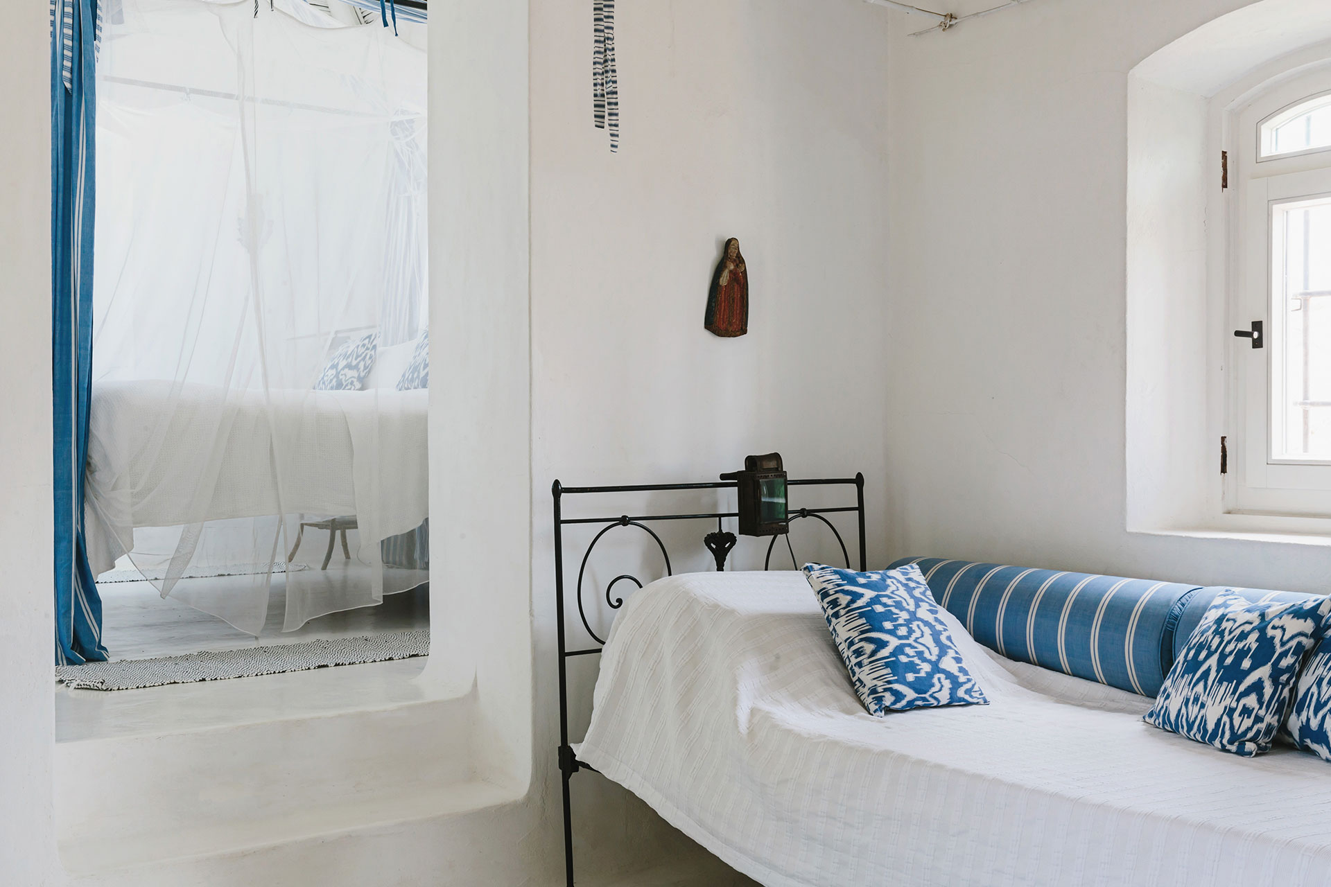 chambre bleue et blanche avec salle de bain décoration rustique chic maison de campagne portugaise Monte da Palmeira chambre bleue et blanche avec salle de bain décoration rustique chic maison de campagne portugaise Monte da Palmeira