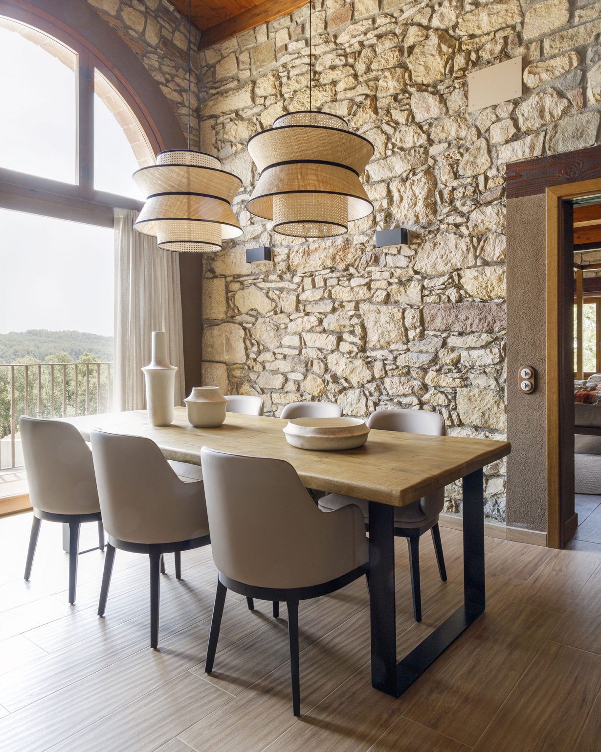 salle à manger fenêtre cintrée murs de pierres et poutres décoration contemporaine maison catalane Mas Summit