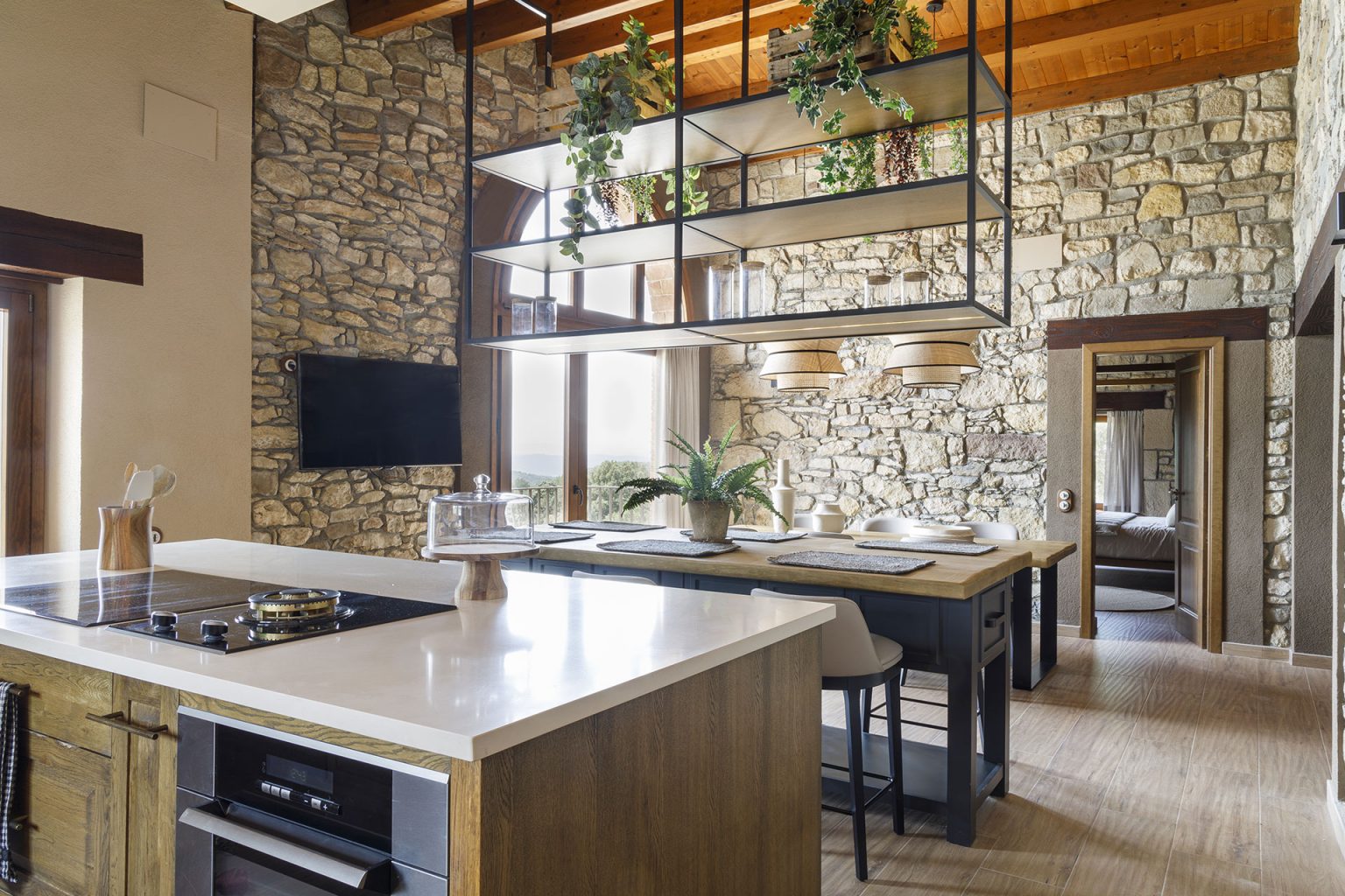 cuisine et salle à manger fenêtre cintrée murs de pierres et poutres décoration contemporaine maison catalane Mas Summit