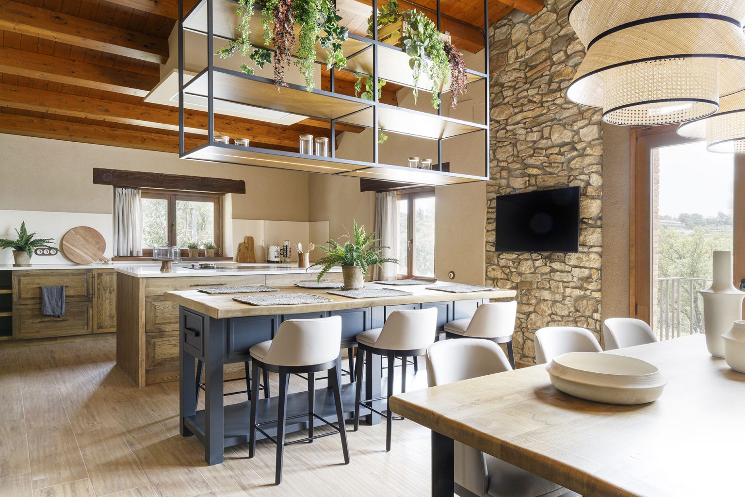 cuisine et salle à manger fenêtre cintrée murs de pierres et poutres décoration contemporaine maison catalane Mas Summit
