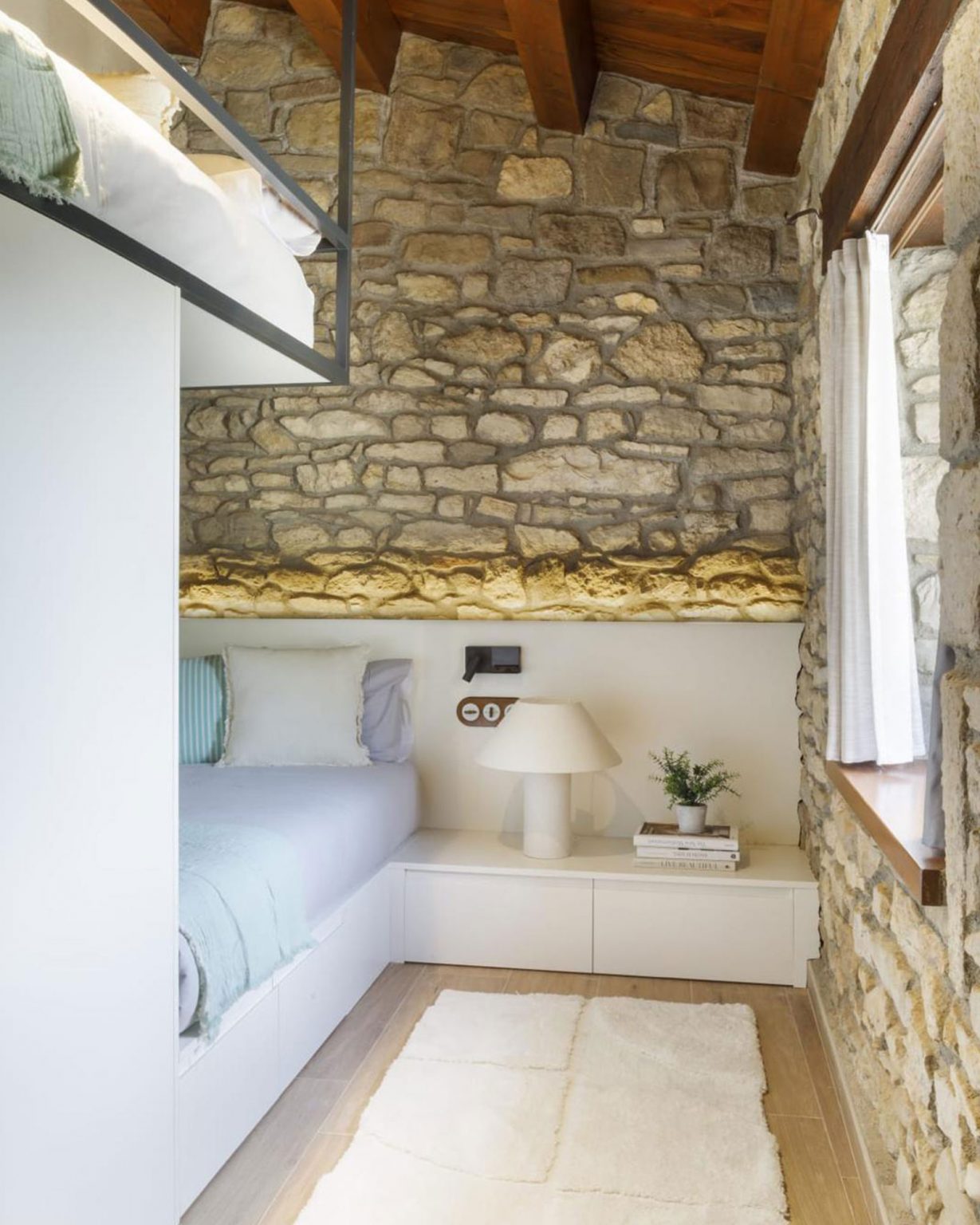 chambre lits superposés murs de pierres et poutres décoration contemporaine maison catalane Mas Summit