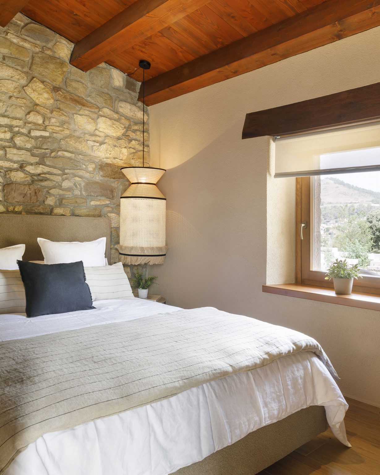 chambre murs de pierres et poutres décoration contemporaine maison catalane Mas Summit