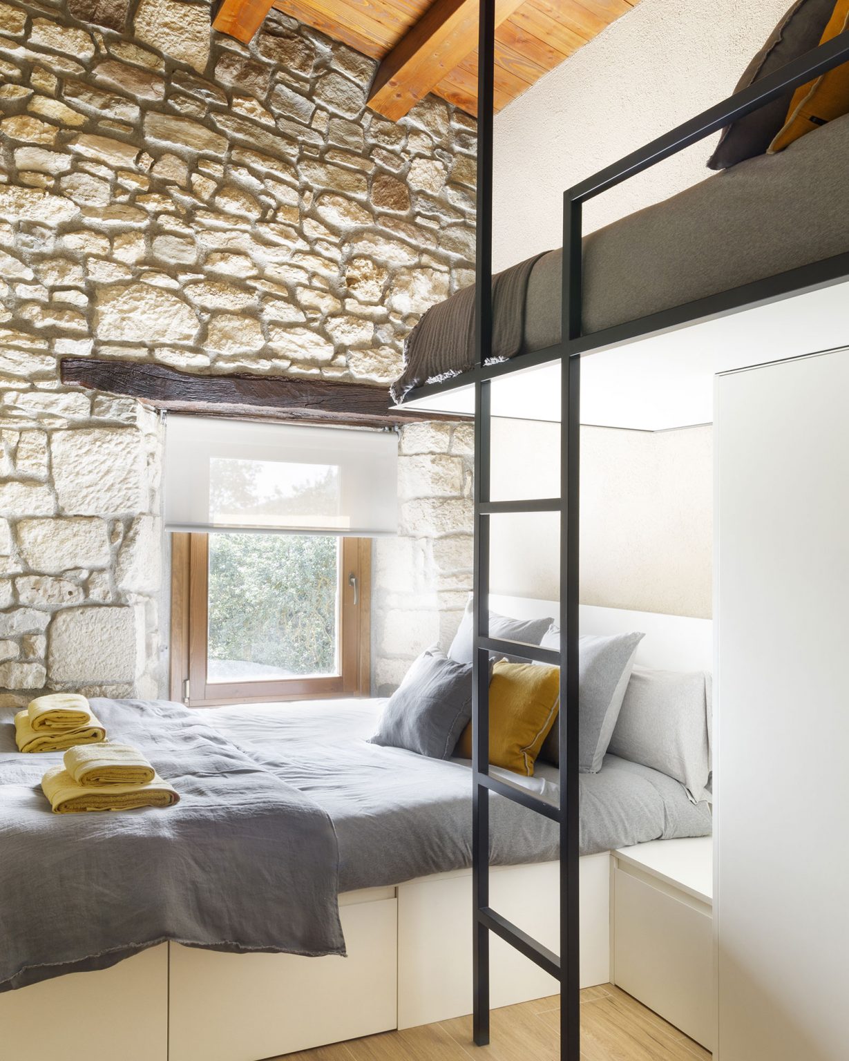 chambre lits superposés murs de pierres et poutres décoration contemporaine maison catalane Mas Summit
