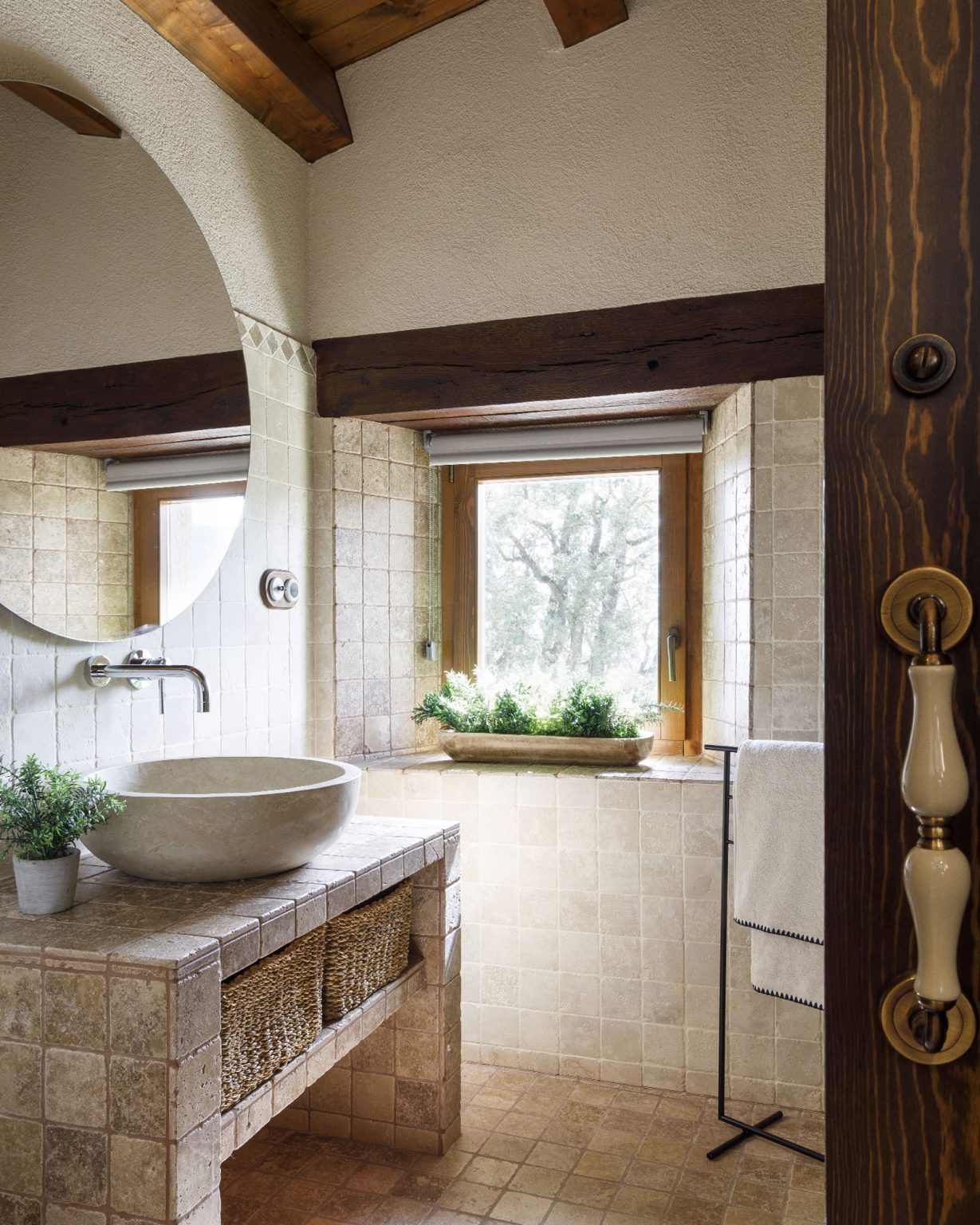salle de bain rustique chic poutres maison catalane Mas Summit