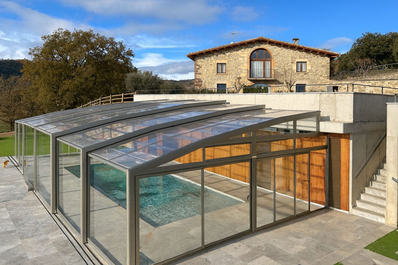 jardin avec piscine couverte maison catalane Mas Summit