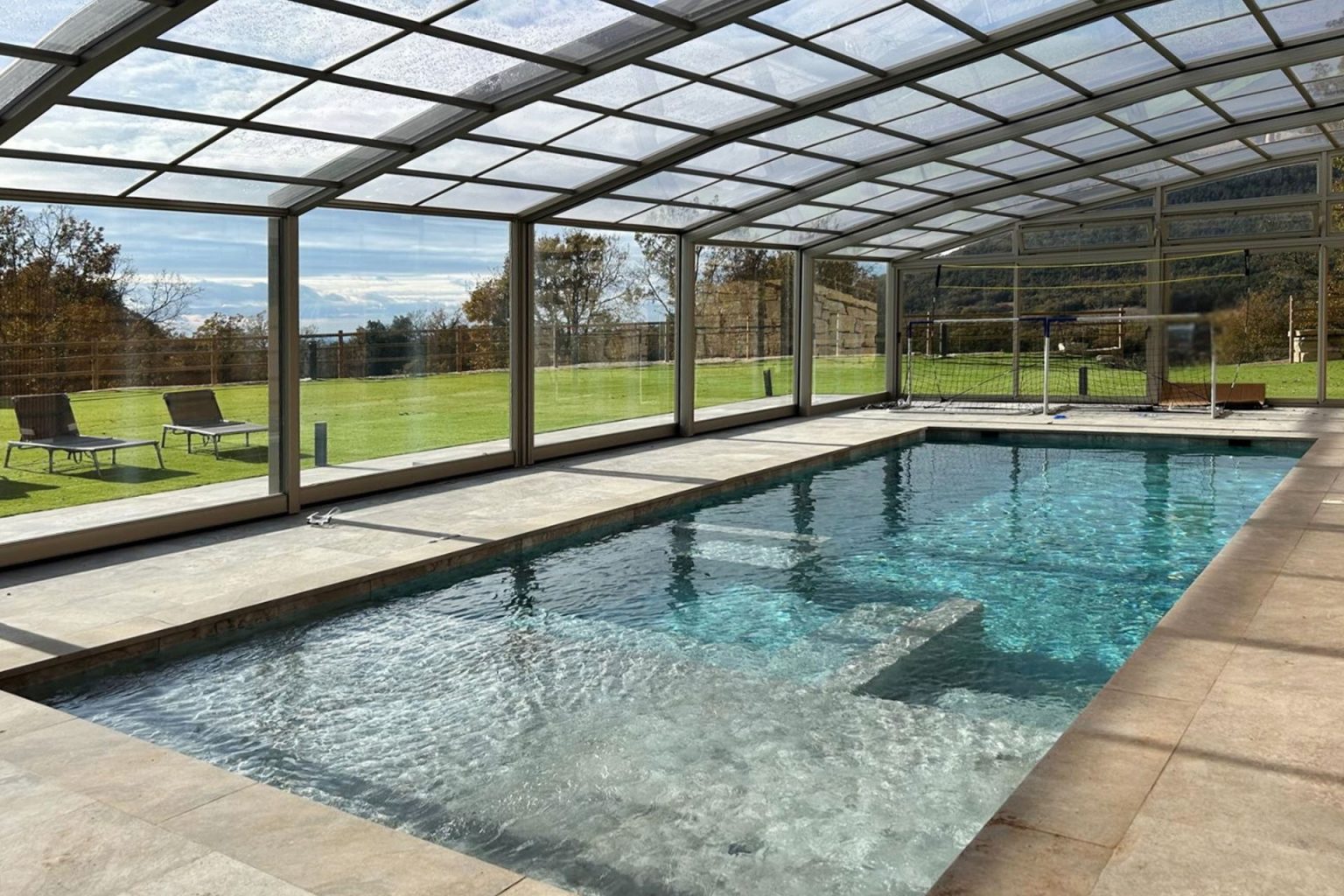 jardin avec piscine couverte maison catalane Mas Summit