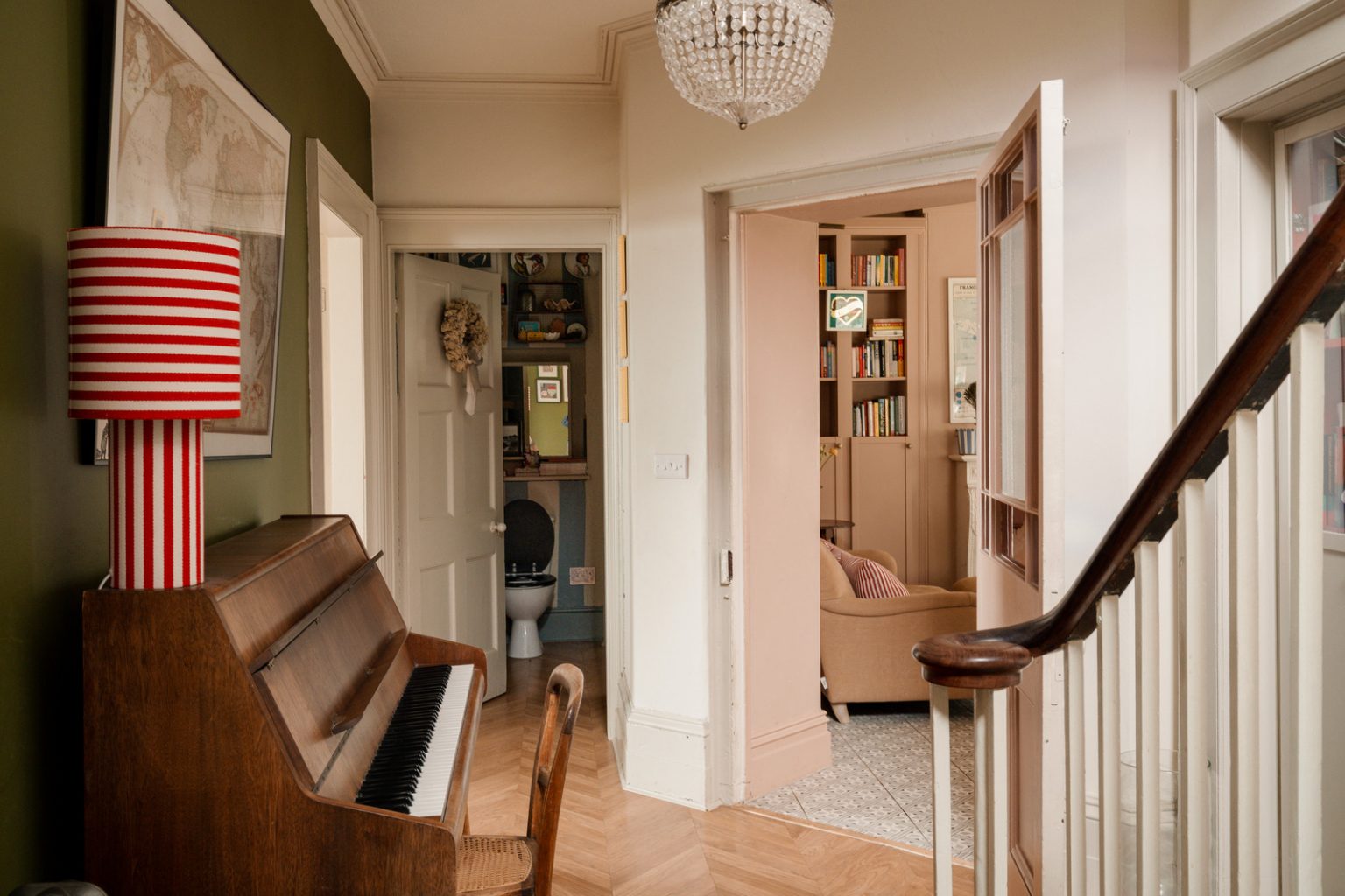 entrée avec escalier maison victorienne décoration vintage entrée avec escalier maison victorienne décoration vintage