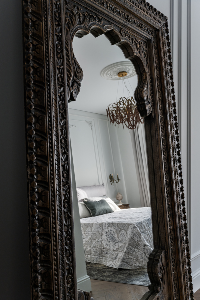 miroir ancien dans chambre grise avec moulures décoration éclectique et contemporaine miroir ancien dans chambre grise avec moulures décoration éclectique et contemporaine