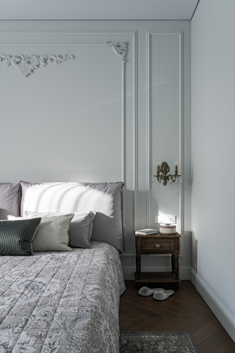 chambre grise avec moulures décoration éclectique et contemporaine chambre grise avec moulures décoration éclectique et contemporaine