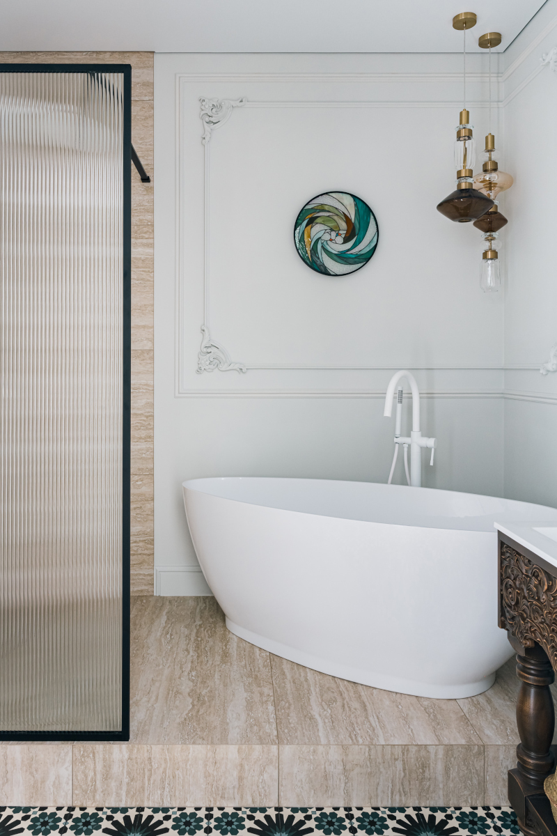 salle de bain design avec moulures et sol marbre et carreaux de ciment décoration éclectique et contemporaine salle de bain design avec moulures et sol marbre et carreaux de ciment décoration éclectique et contemporaine