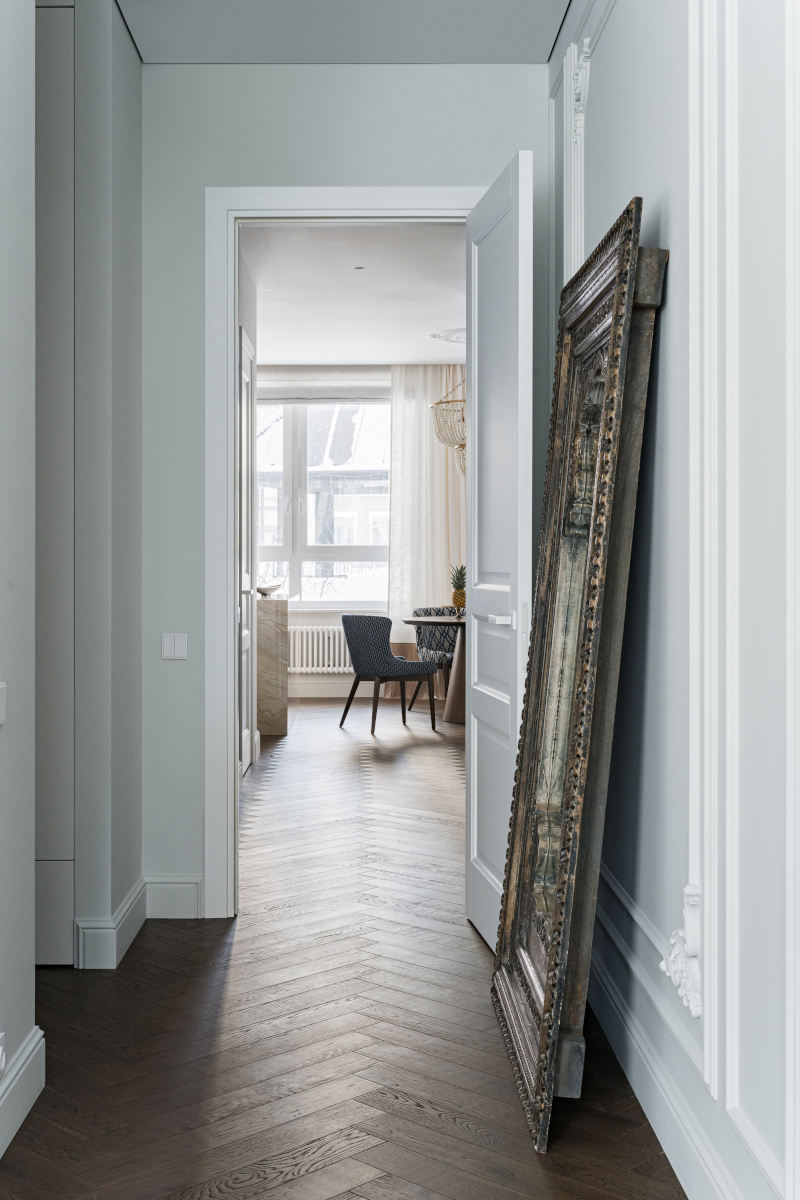 couloir avec moulures et miroir ancien décoration éclectique et contemporaine couloir avec moulures et miroir ancien décoration éclectique et contemporaine