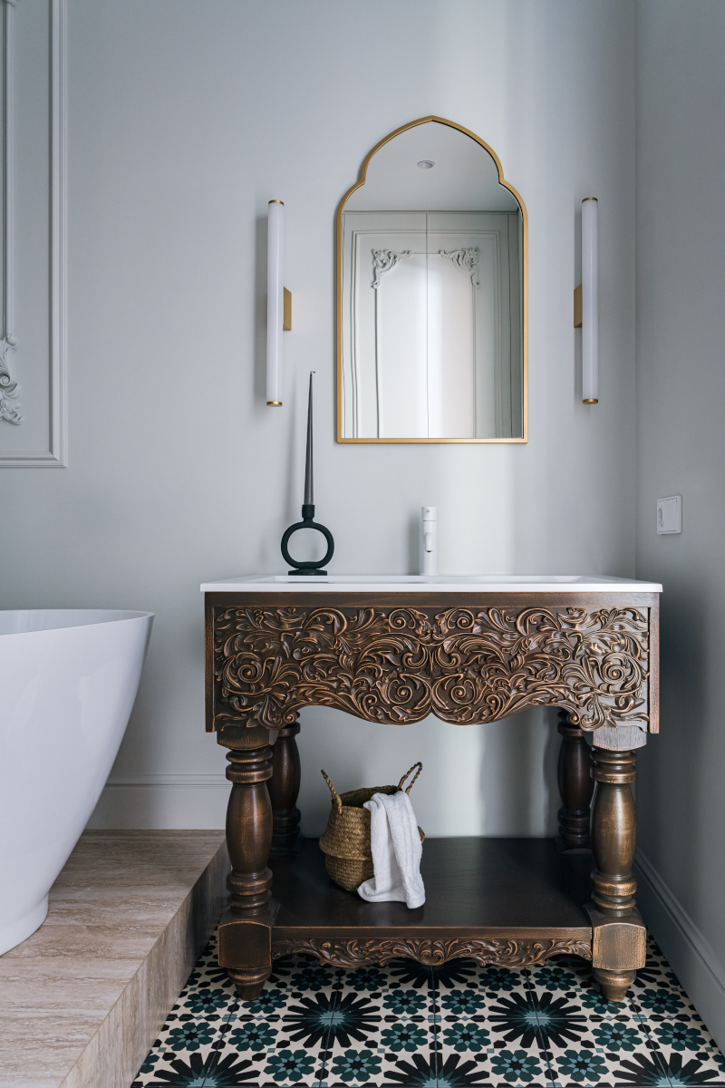 salle de bain design avec meuble ancien oriental et sol marbre et carreaux de ciment décoration éclectique et contemporaine salle de bain design avec meuble ancien oriental et sol marbre et carreaux de ciment décoration éclectique et contemporaine