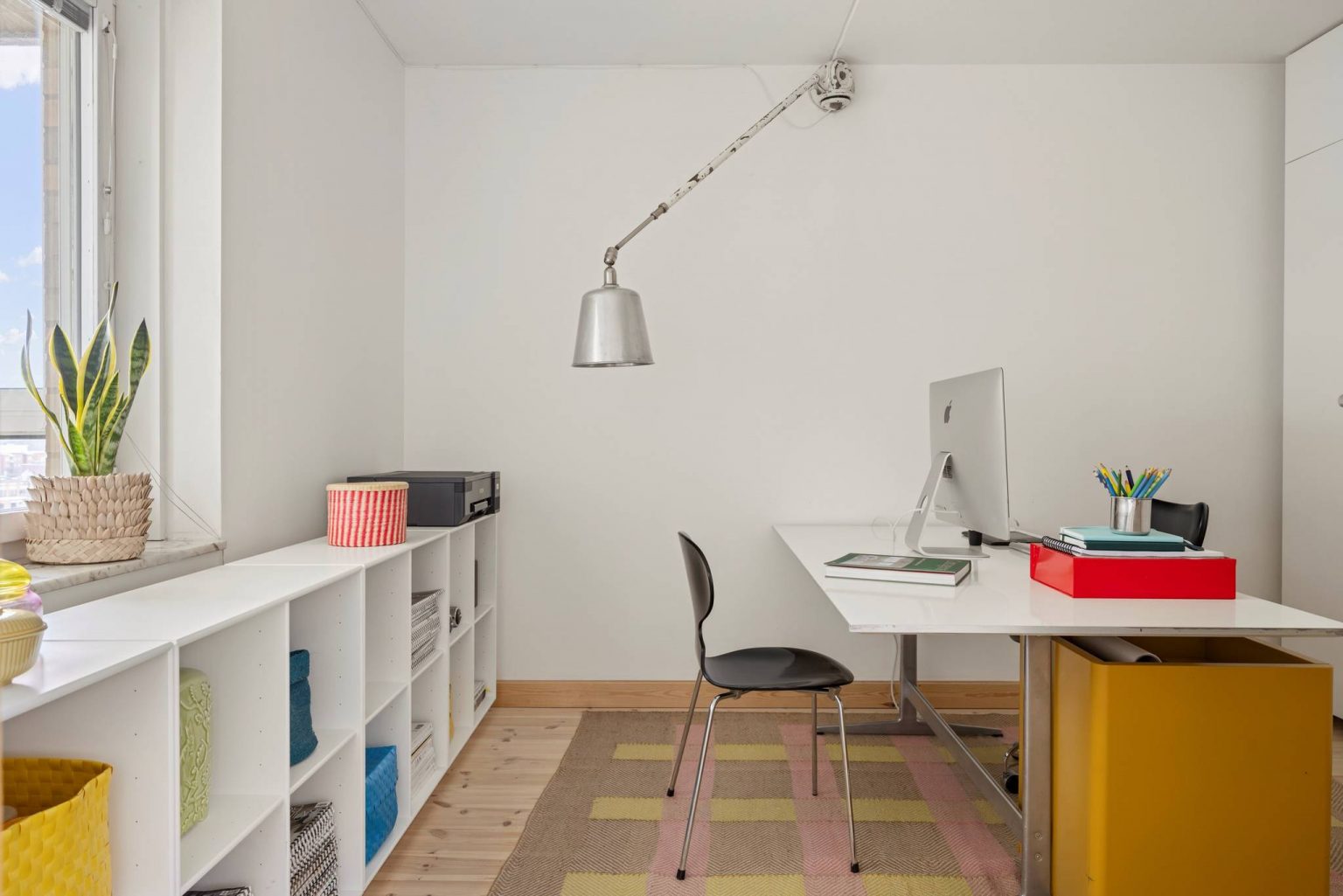 bureau appartement au style sixties décoration colorée