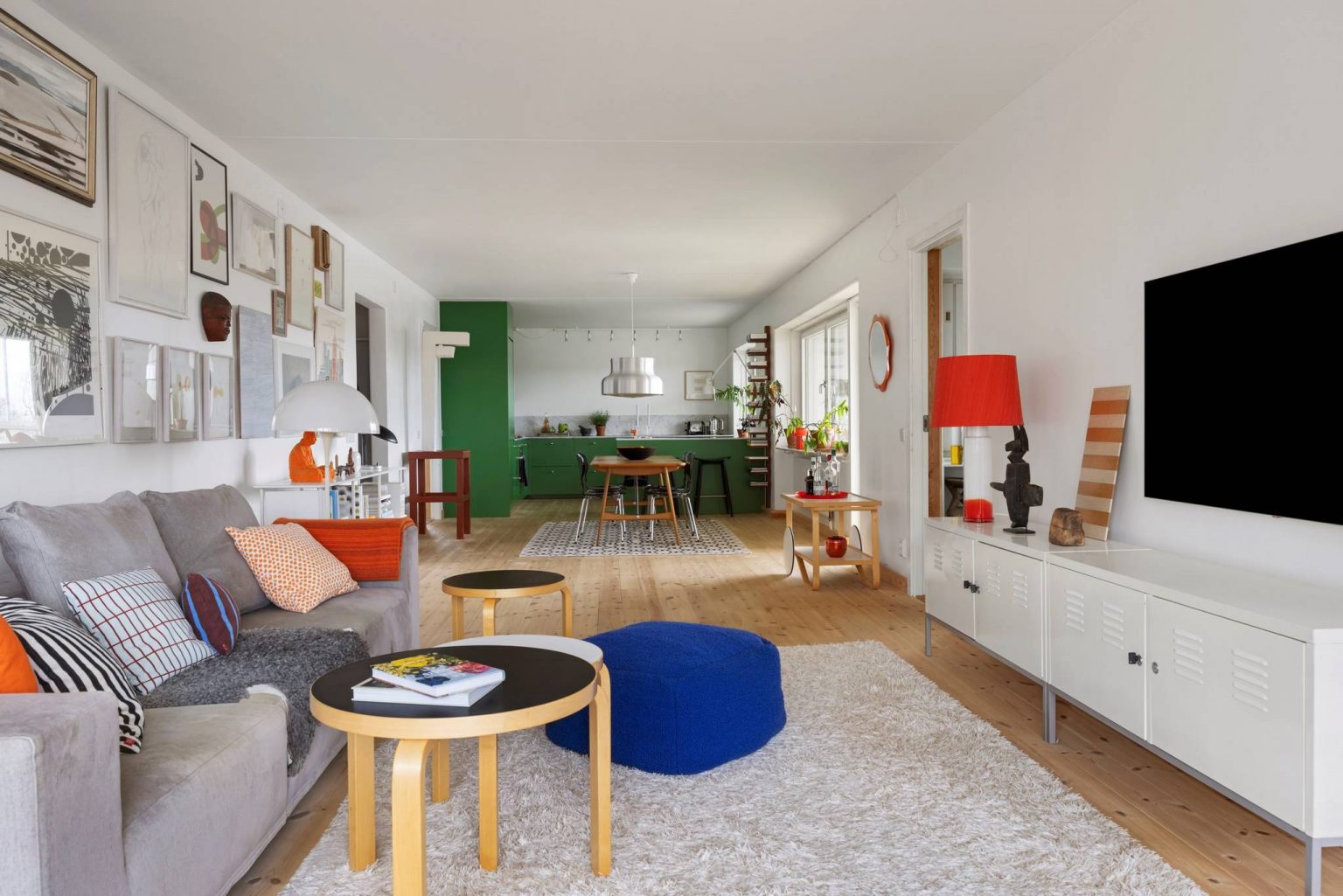 salon salle à manger et cuisine verte appartement au style sixties décoration colorée