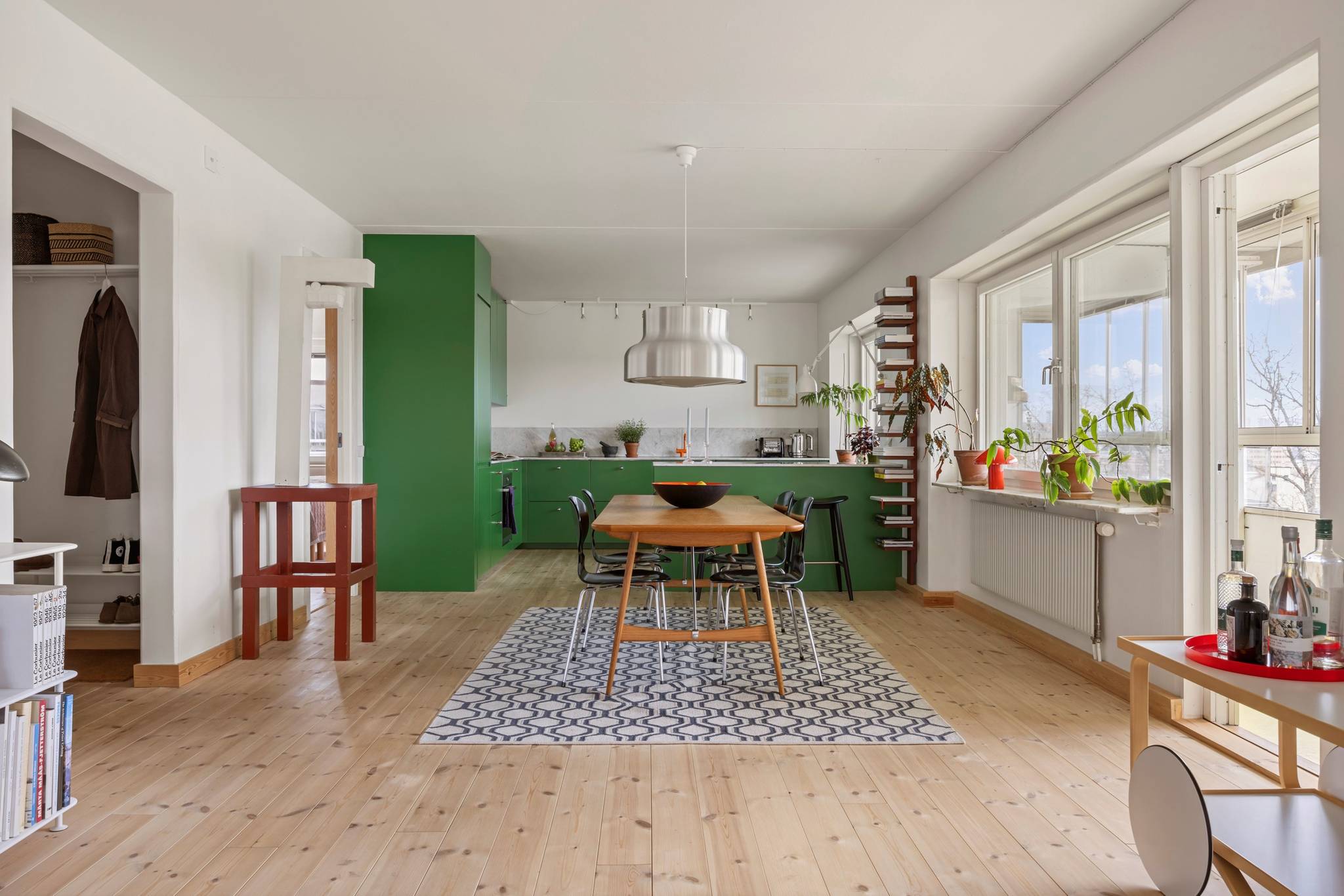 A sixties-style apartment with a green kitchen and cheerful colors