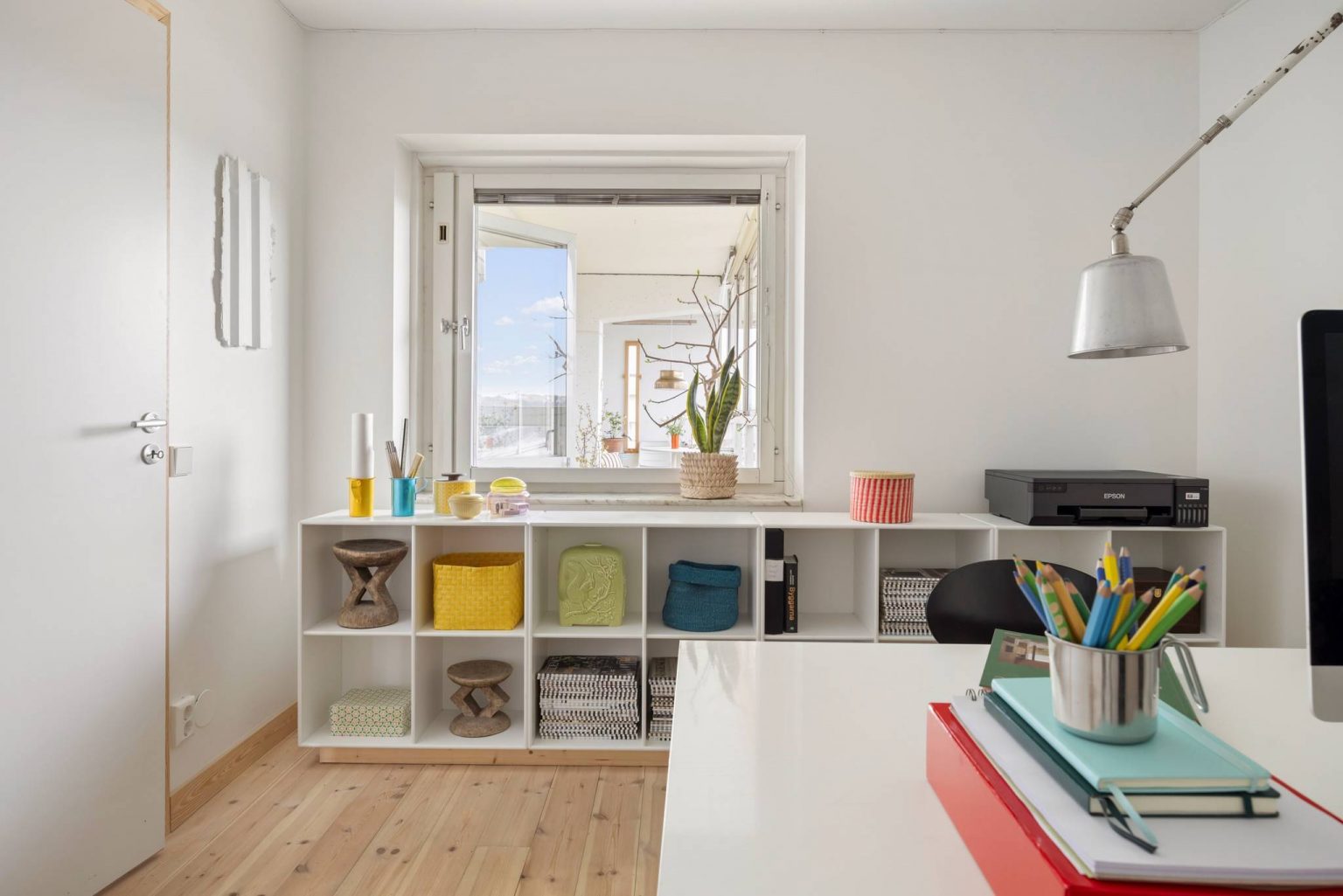 bureau appartement au style sixties décoration colorée