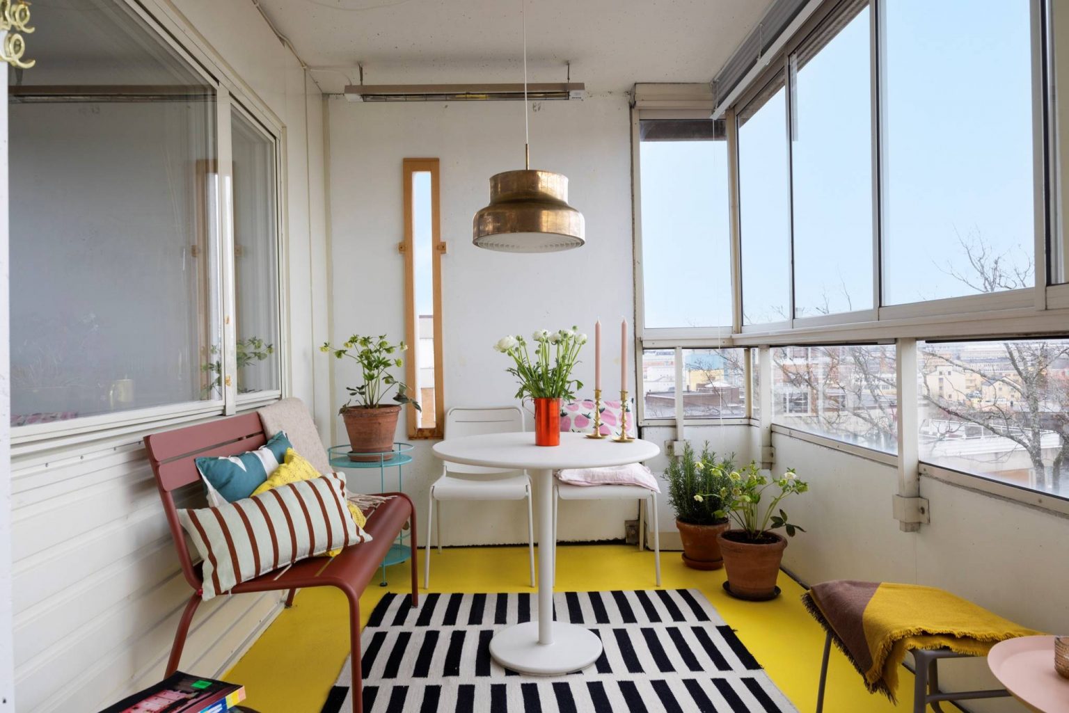 salon dans balcon vitré sol jaune appartement au style sixties décoration colorée