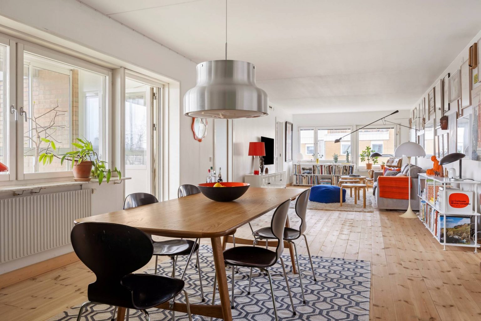 salle à manger et salon appartement au style sixties décoration colorée